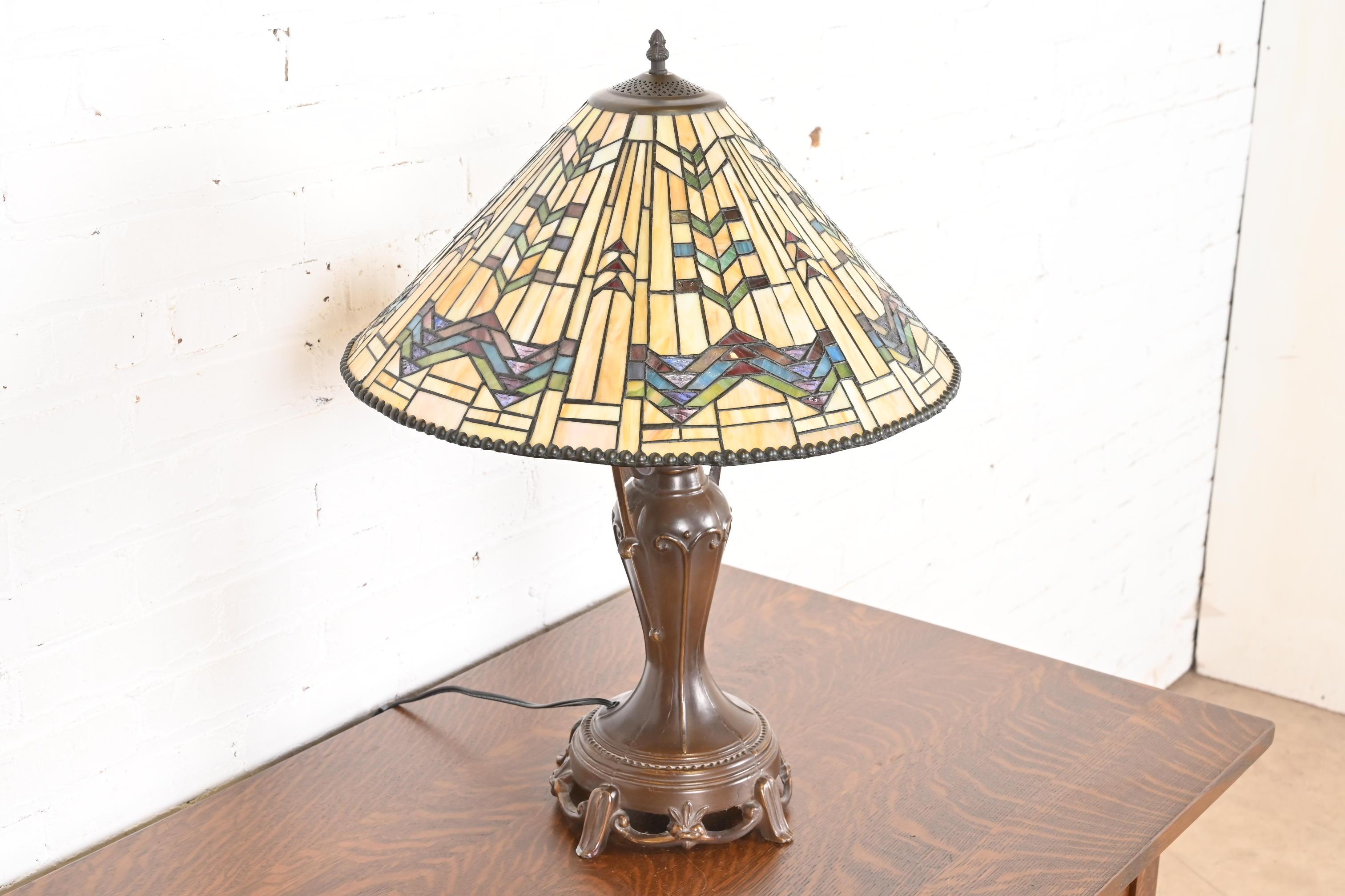 Lampada da tavolo in stile Tiffany Studios con paralume geometrico in vetro Stained Glass In condizioni buone in vendita a South Bend, IN