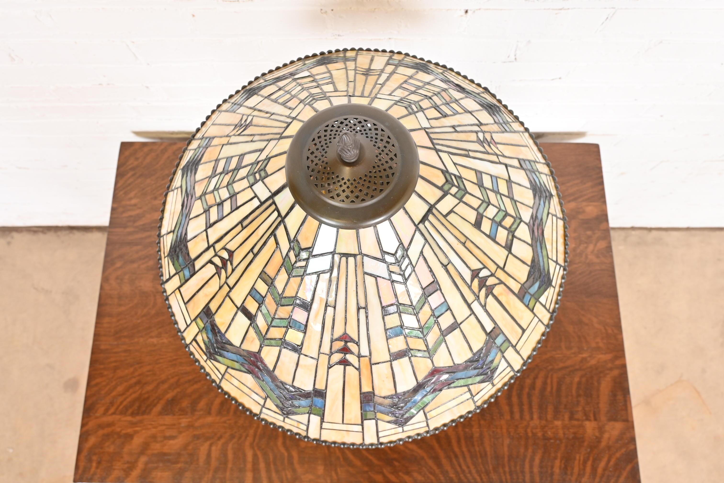 XXI secolo e contemporaneo Lampada da tavolo in stile Tiffany Studios con paralume geometrico in vetro Stained Glass in vendita