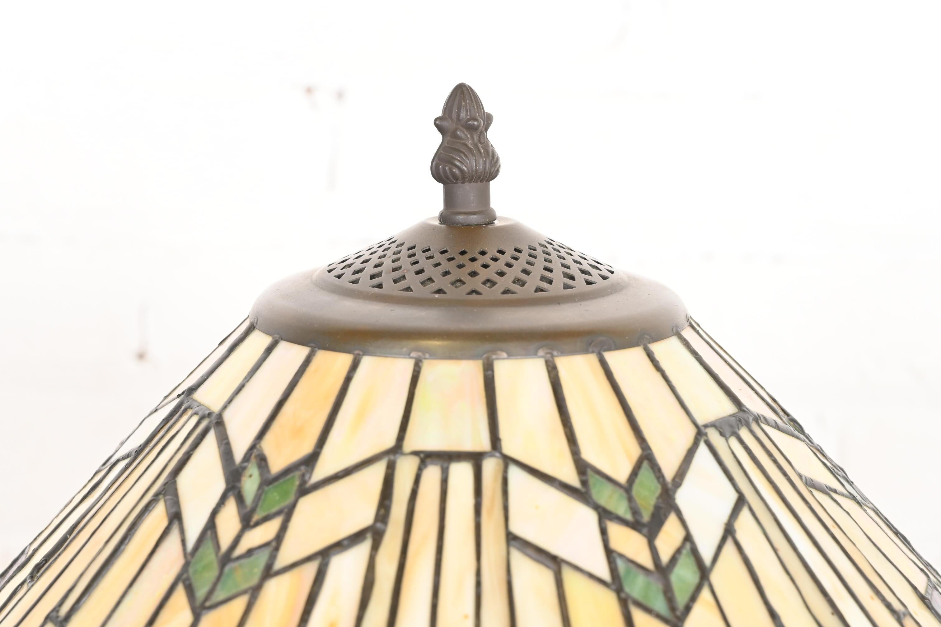 Metallo Lampada da tavolo in stile Tiffany Studios con paralume geometrico in vetro Stained Glass in vendita