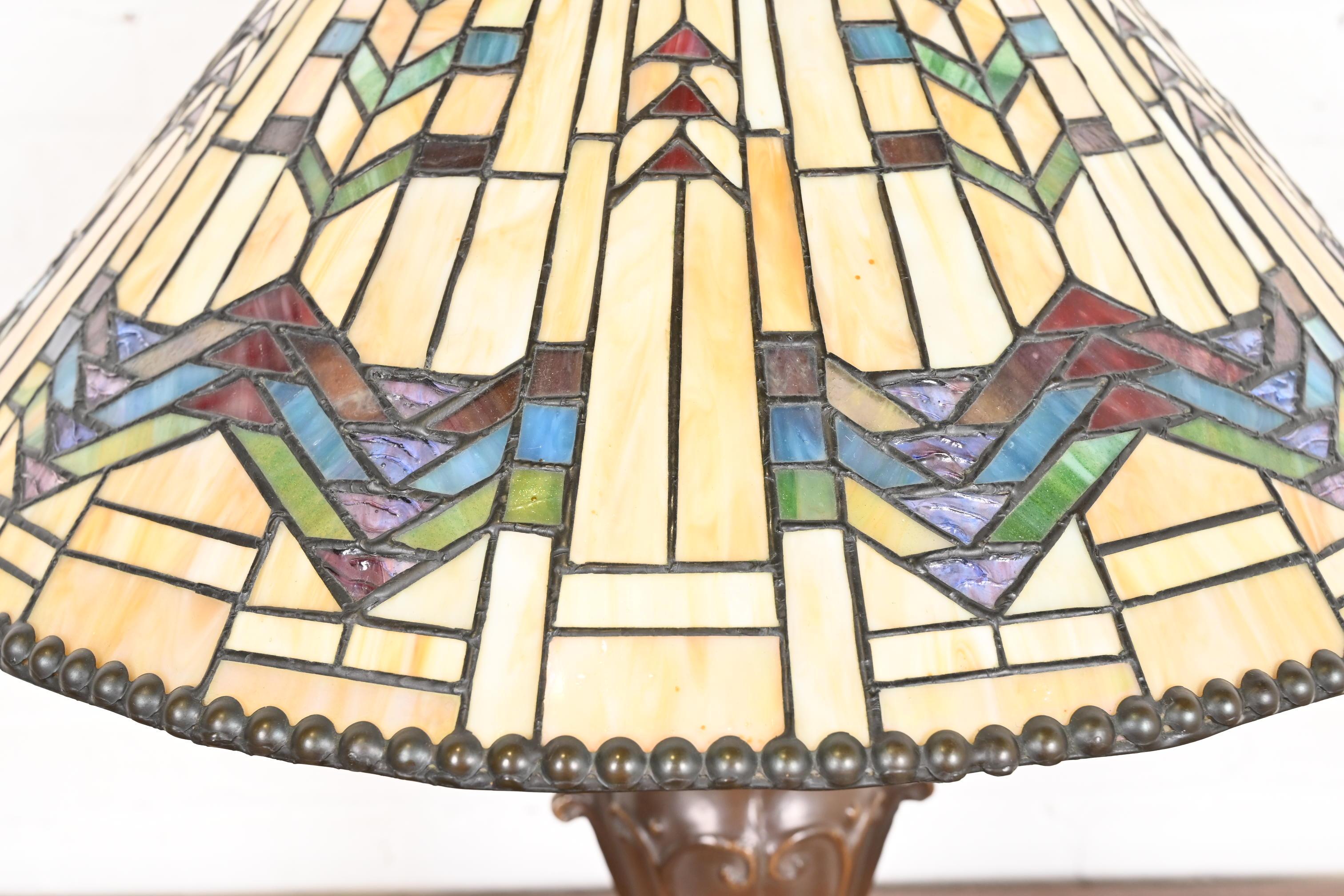 Lampada da tavolo in stile Tiffany Studios con paralume geometrico in vetro Stained Glass in vendita 1