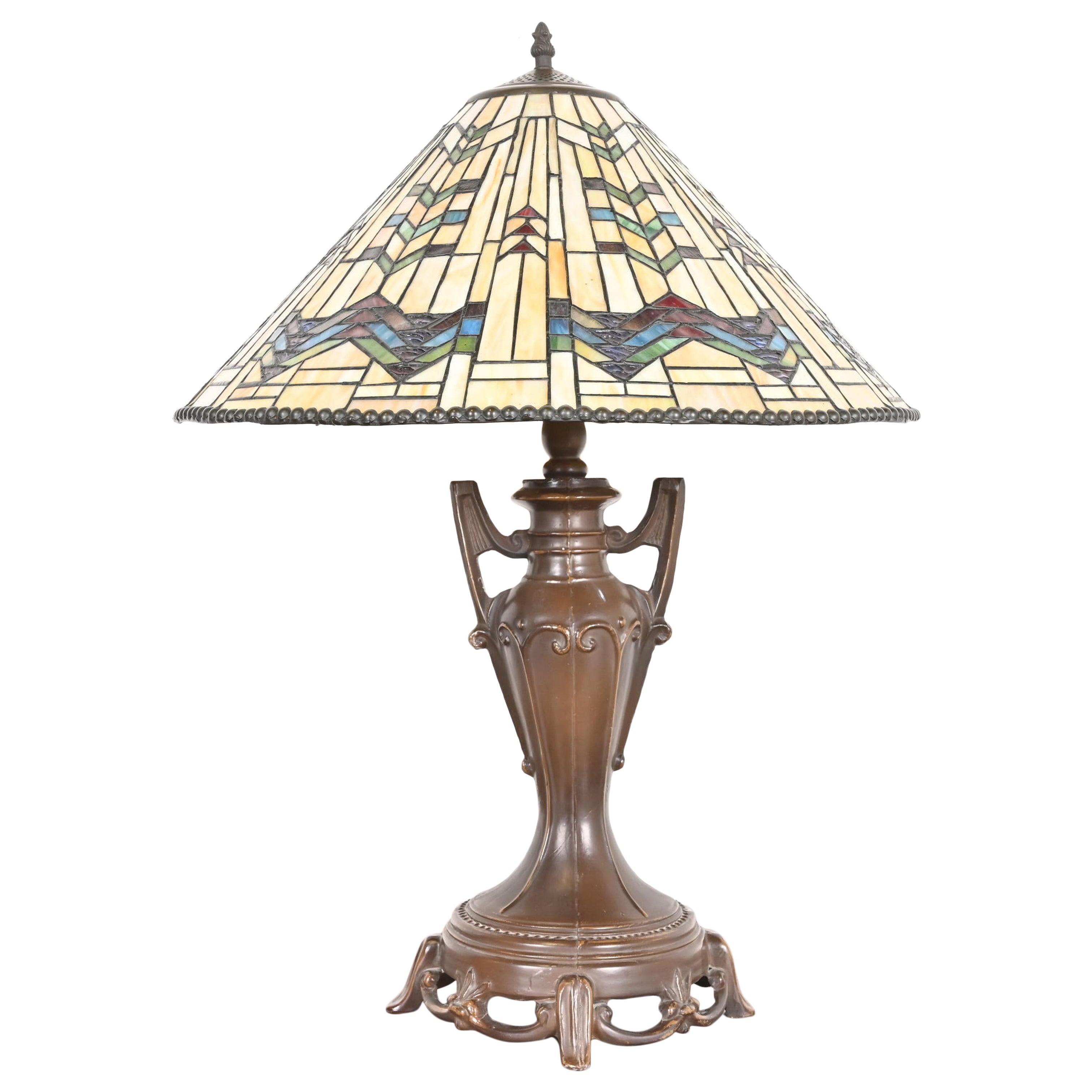 Lampada da tavolo in stile Tiffany Studios con paralume geometrico in vetro Stained Glass