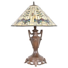 Lampada da tavolo in stile Tiffany Studios con paralume geometrico in vetro Stained Glass