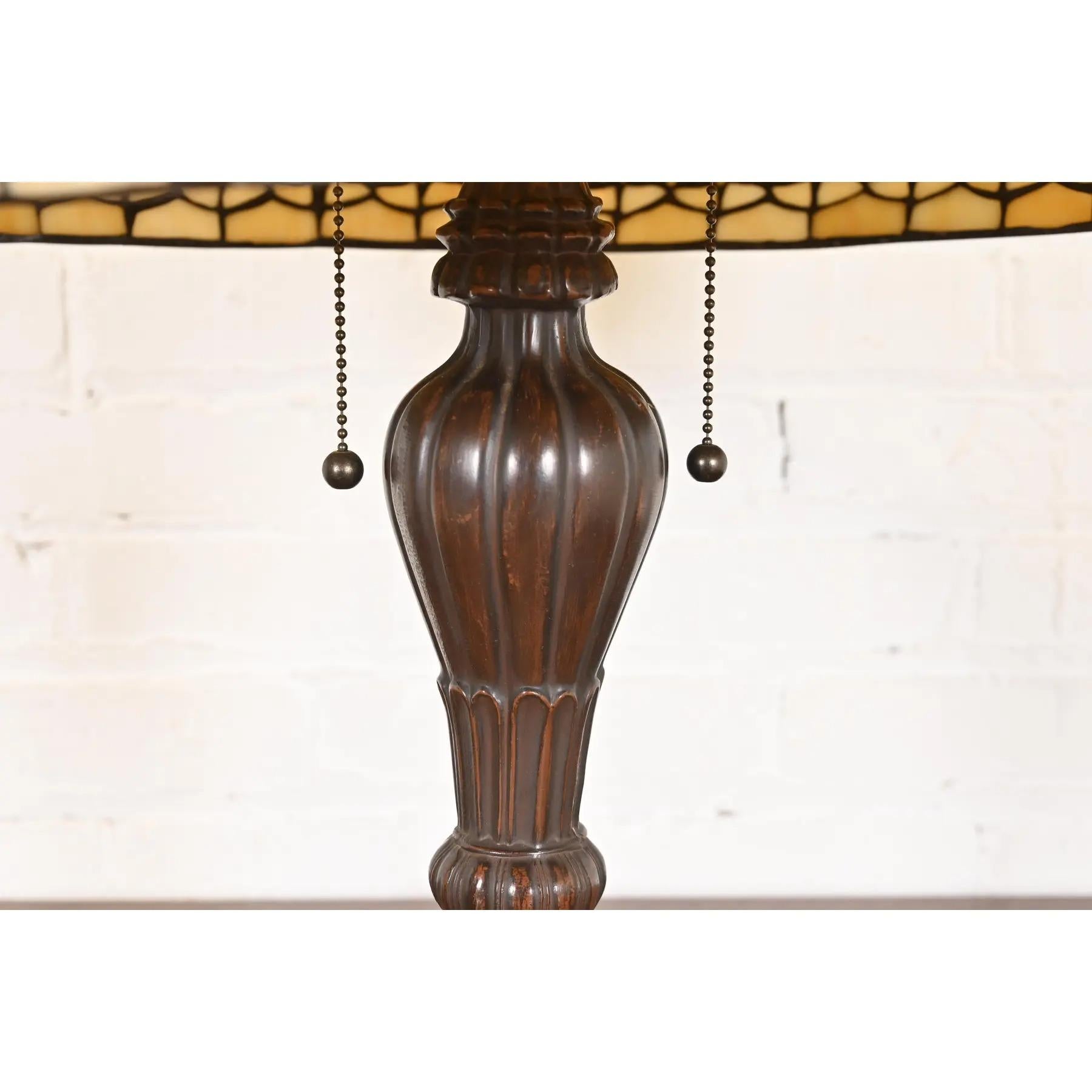Lampe de table Arts & Crafts de style Tiffany Studios avec abat-jour en verre Stained glass orné de bijoux en vente 3