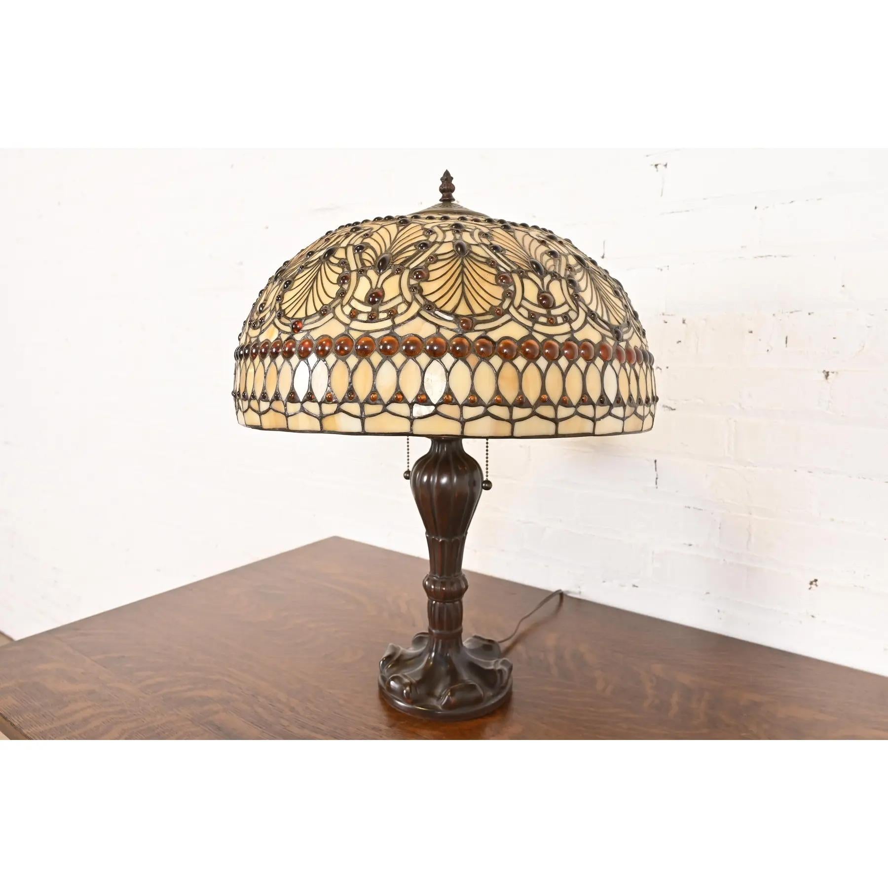 Américain Lampe de table Arts & Crafts de style Tiffany Studios avec abat-jour en verre Stained glass orné de bijoux en vente