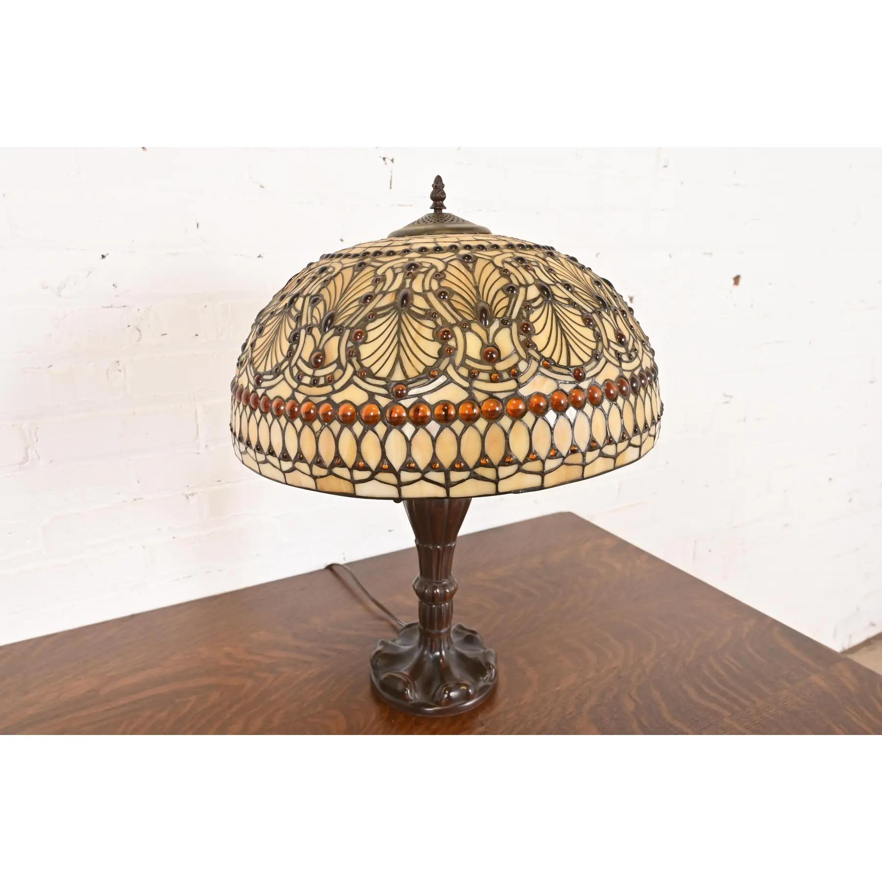 Lampe de table Arts & Crafts de style Tiffany Studios avec abat-jour en verre Stained glass orné de bijoux Bon état - En vente à South Bend, IN