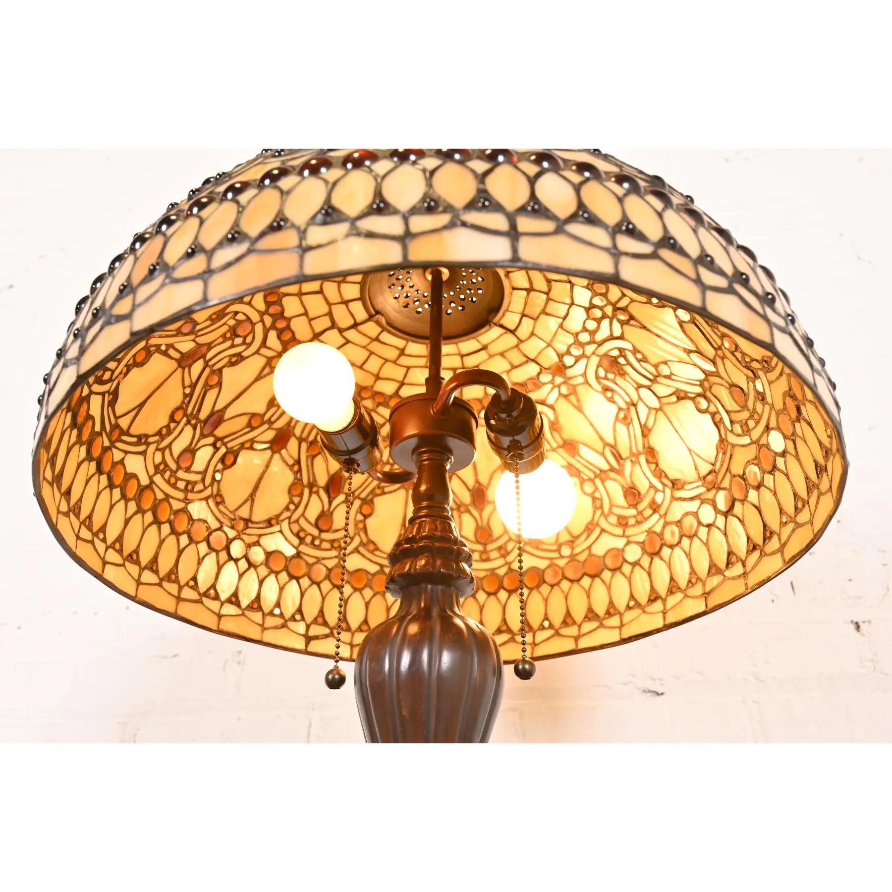 20ième siècle Lampe de table Arts & Crafts de style Tiffany Studios avec abat-jour en verre Stained glass orné de bijoux en vente