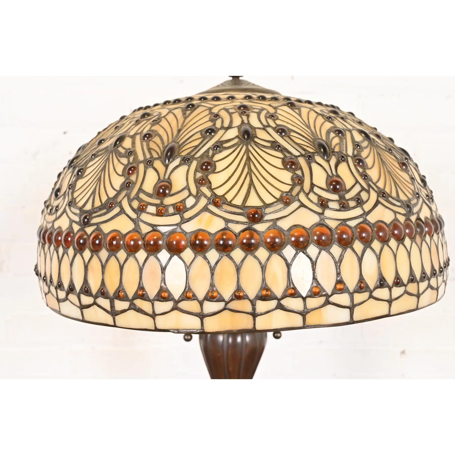 Lampe de table Arts & Crafts de style Tiffany Studios avec abat-jour en verre Stained glass orné de bijoux en vente 2
