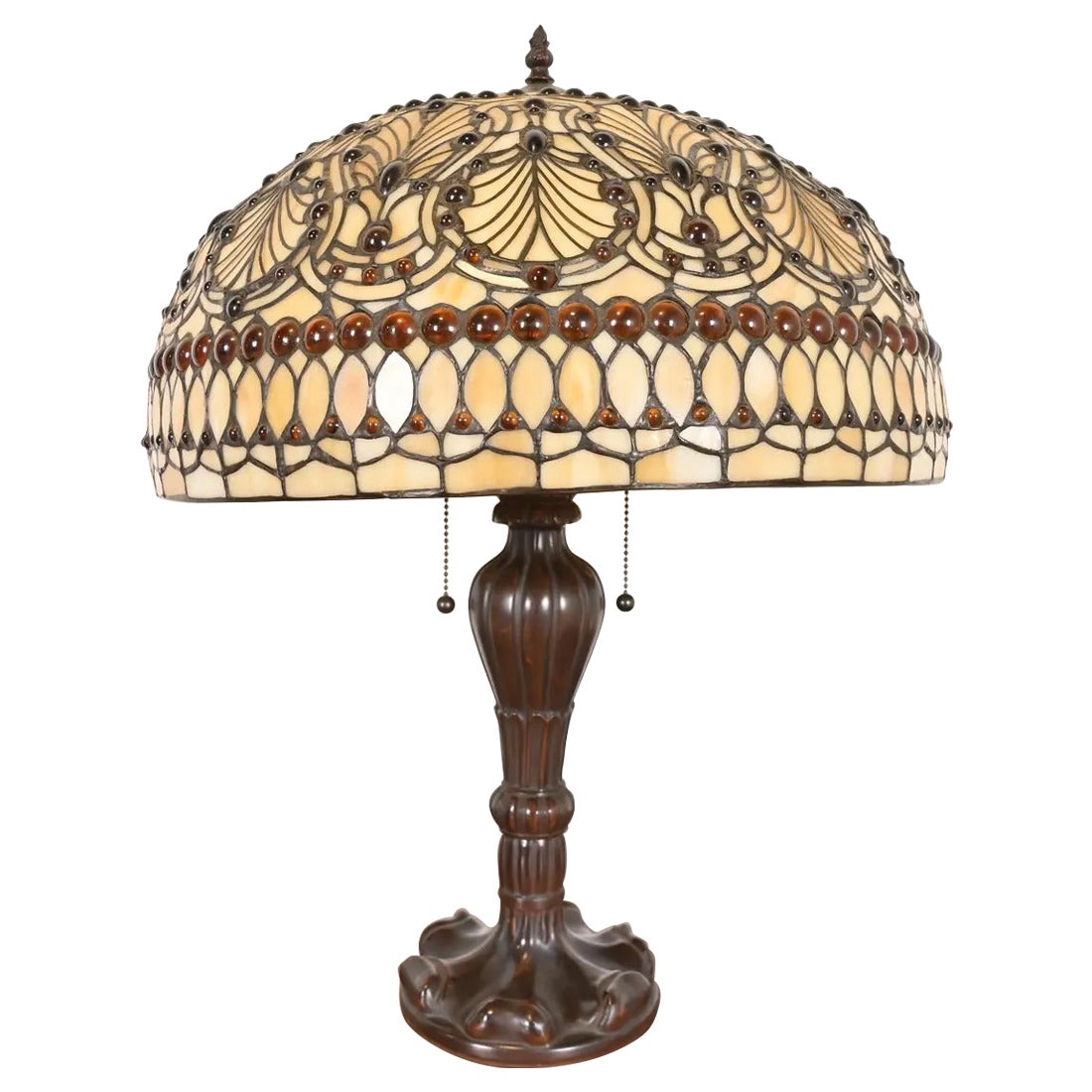Lampe de table Arts & Crafts de style Tiffany Studios avec abat-jour en verre Stained glass orné de bijoux en vente