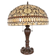 Lampe de table Arts & Crafts de style Tiffany Studios avec abat-jour en verre Stained glass orné de bijoux