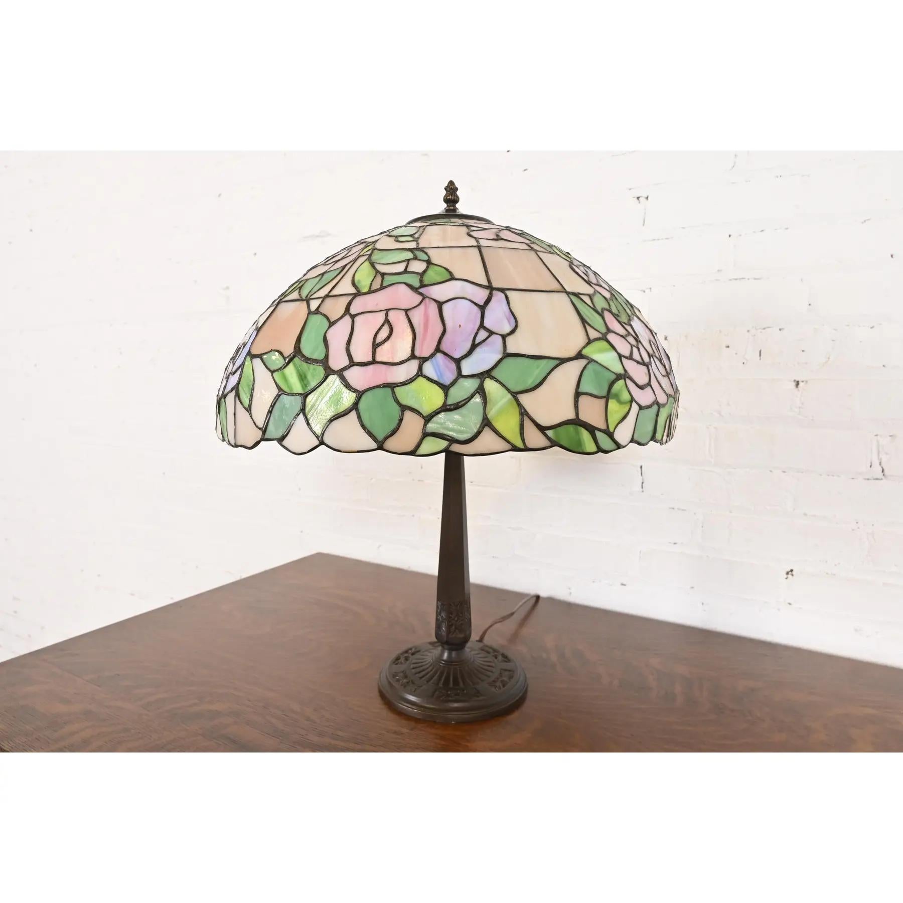 Américain Tiffany Studios Style Arts & Crafts Table Lamp With Rose Stained Glass Shade (lampe de table avec abat-jour en verre teinté) en vente
