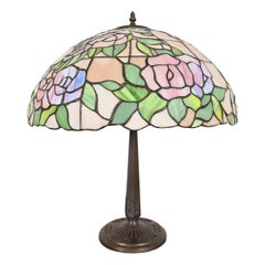 Tiffany Studios Style Arts & Crafts Table Lamp With Rose Stained Glass Shade (lampe de table avec abat-jour en verre teinté)