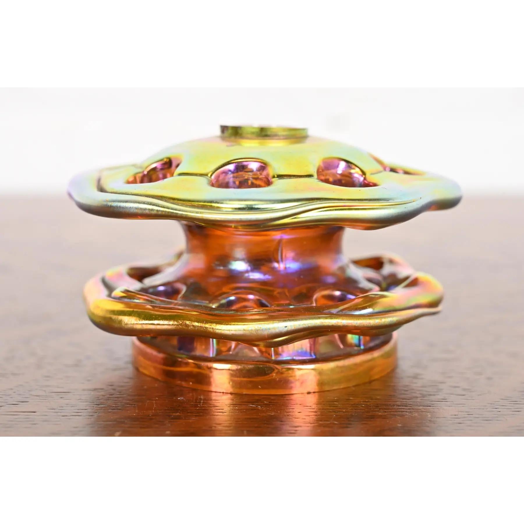 Una splendida rana floreale in vetro favrile iridescente in stile Arts & Crafts o Art Deco

Alla maniera di Tiffany Studios

Stati Uniti, inizio del XX secolo

Misure: 4 