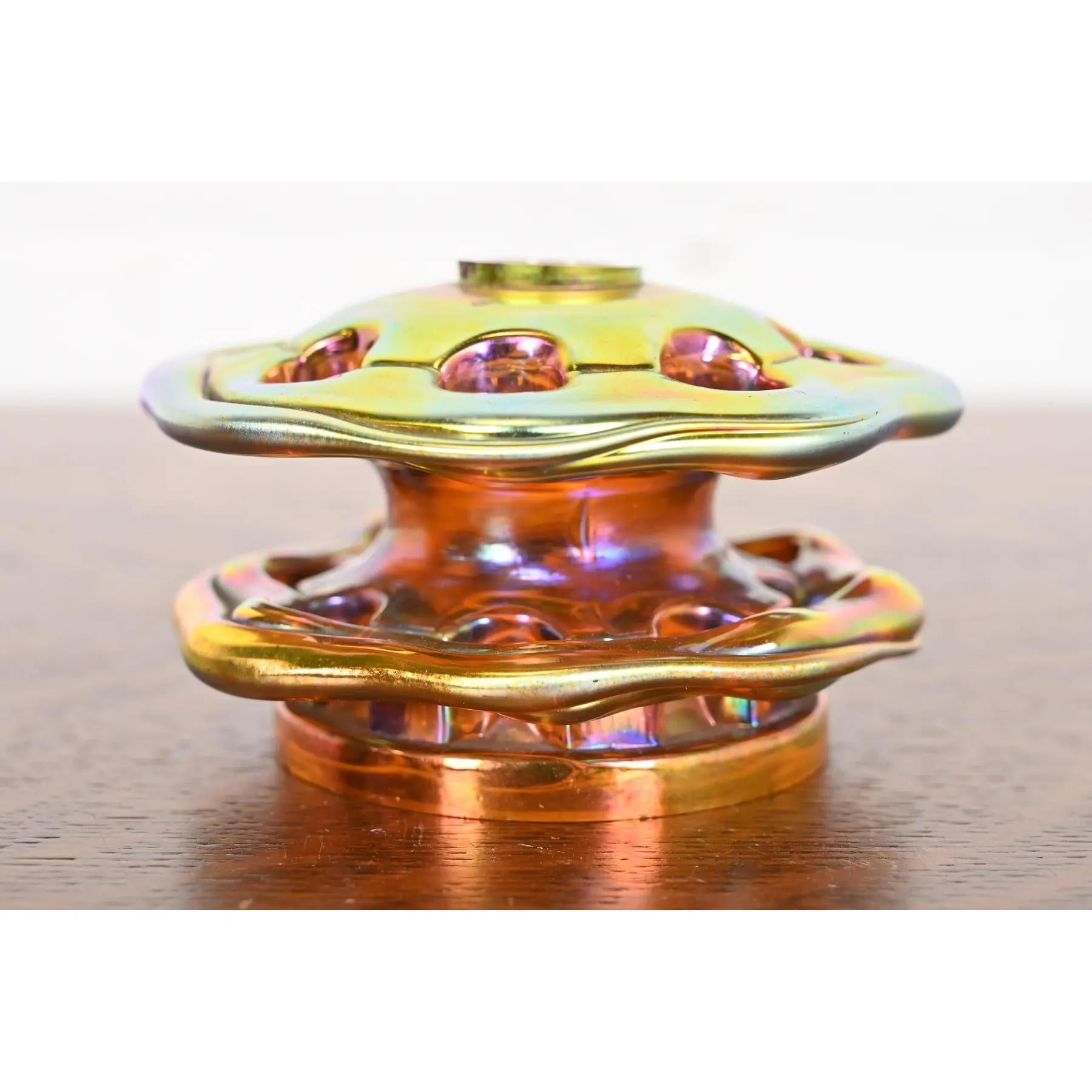 Una splendida rana floreale in vetro favrile iridescente in stile Arts & Crafts o Art Deco

Alla maniera di Tiffany Studios

Stati Uniti, inizio del XX secolo

Misure: 4 