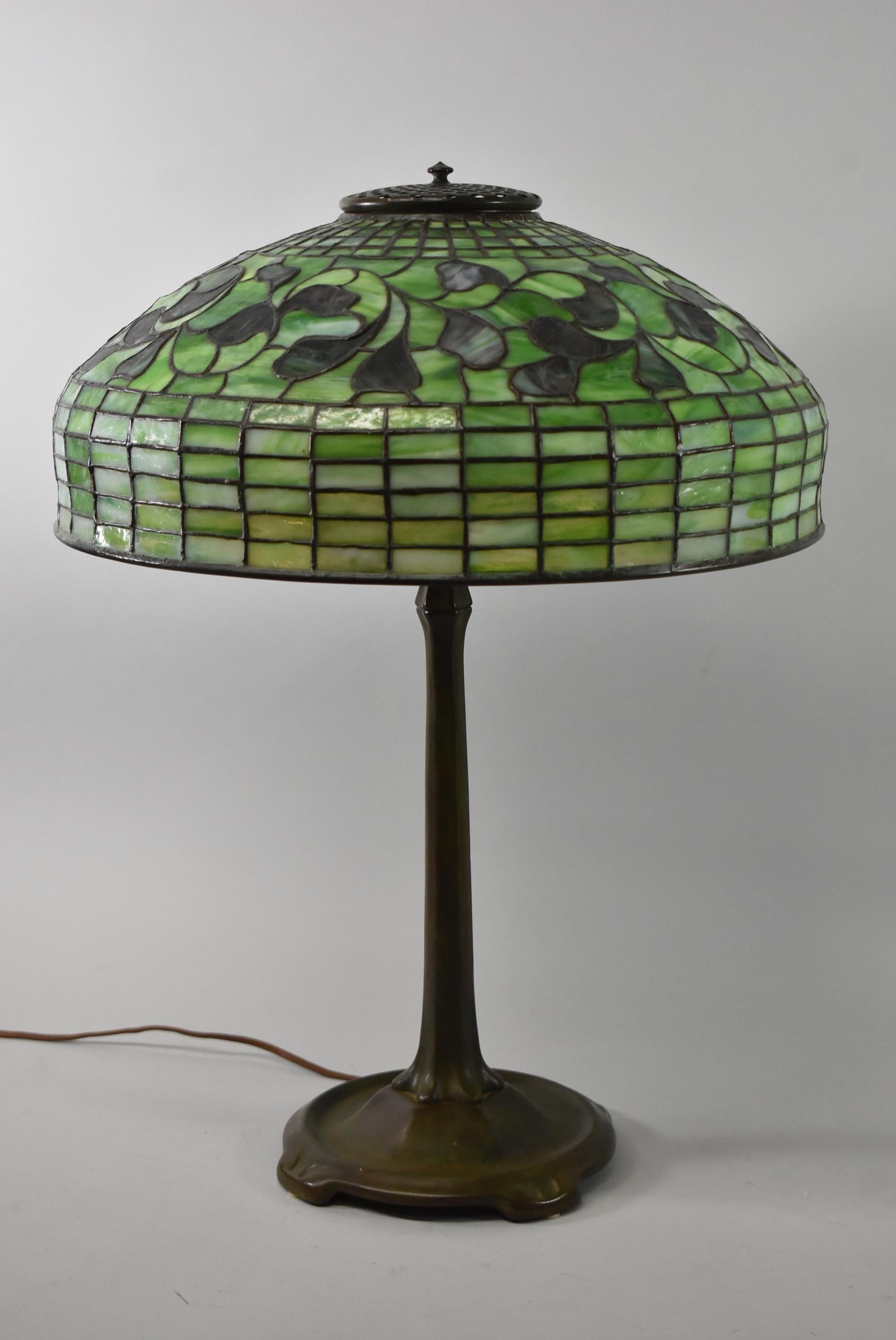 Magnifique lampe Tiffany Studios avec un grand abat-jour de 18