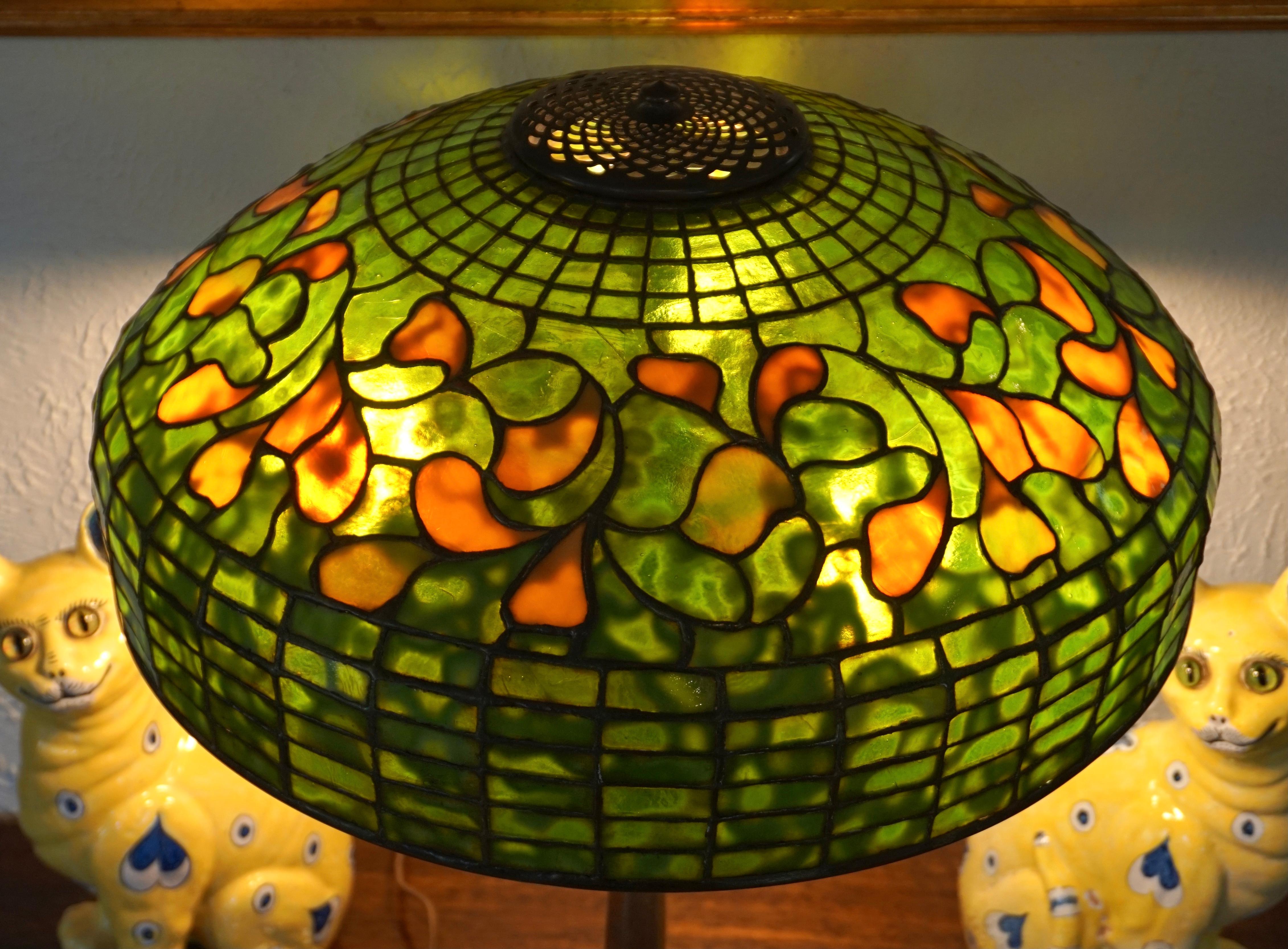 Zitronenblatt-Tischlampe mit wirbelnden Blättern, Tiffany Studios im Angebot 6