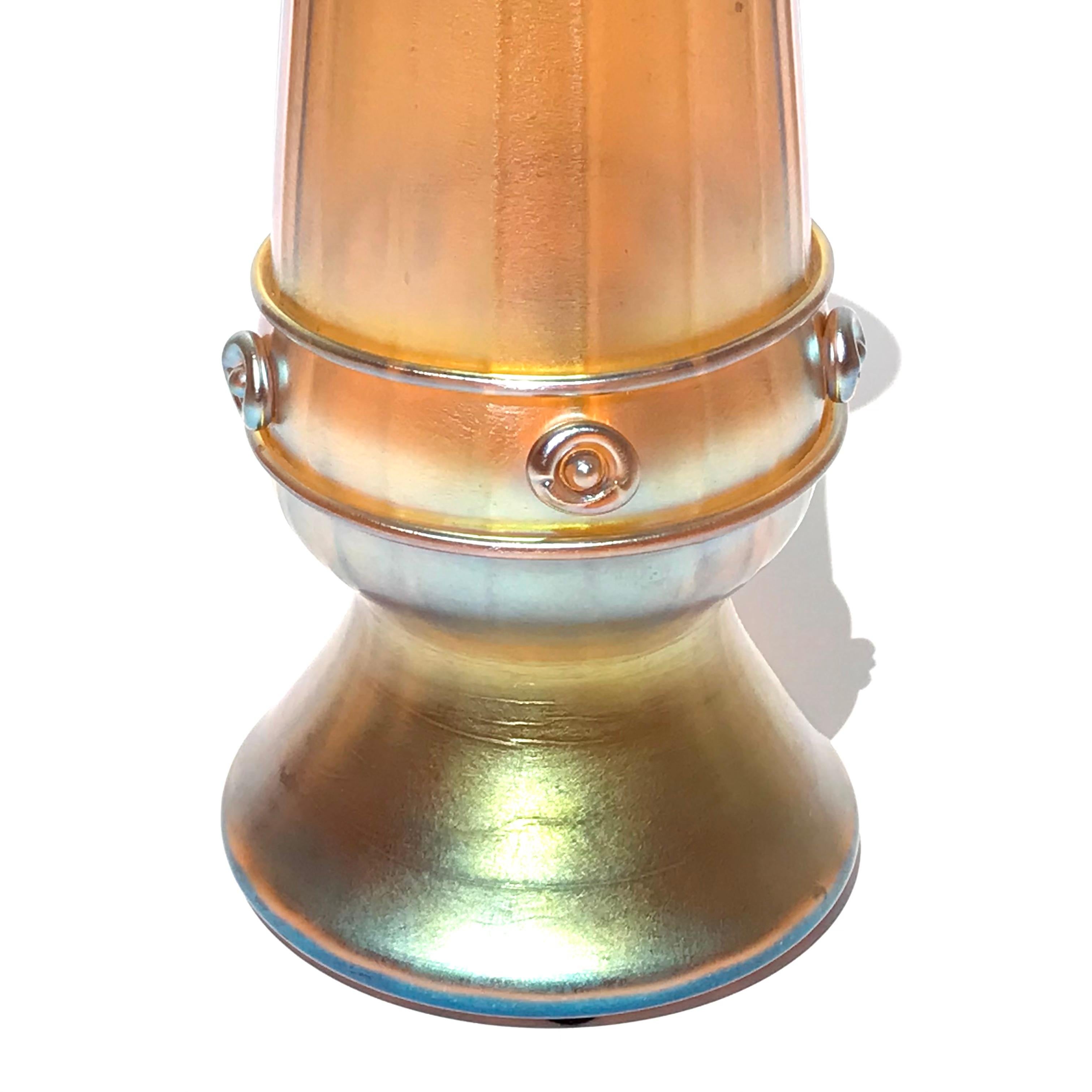 Tiffany Studios Grand vase à décor nervuré et appliqué en Favrile en vente 2