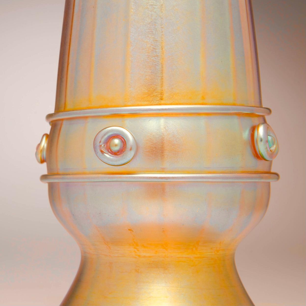 Art déco Tiffany Studios Grand vase à décor nervuré et appliqué en Favrile en vente