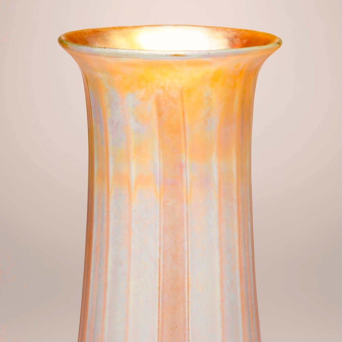 Américain Tiffany Studios Grand vase à décor nervuré et appliqué en Favrile en vente