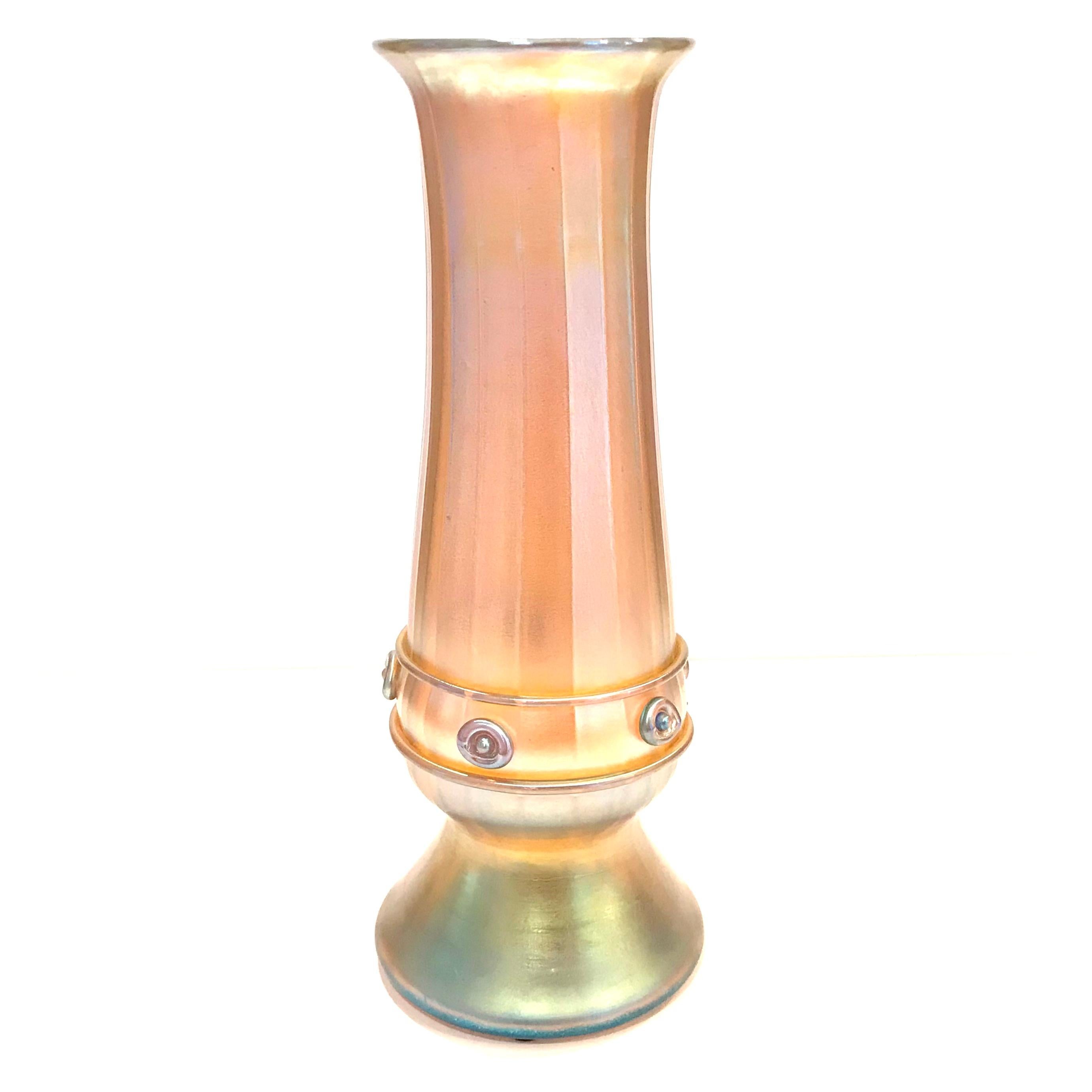 Cuit Tiffany Studios Grand vase à décor nervuré et appliqué en Favrile en vente
