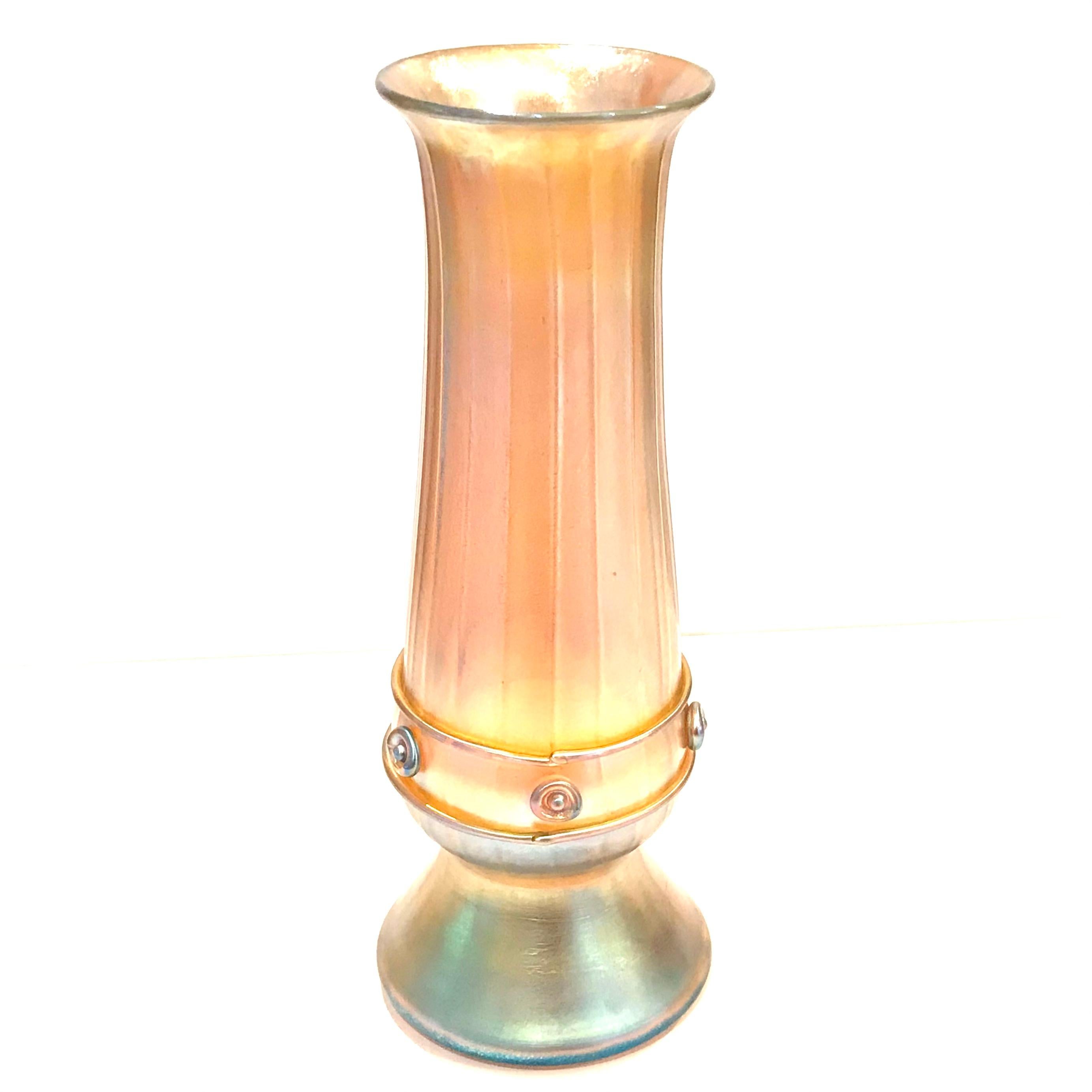 Tiffany Studios Grand vase à décor nervuré et appliqué en Favrile Excellent état - En vente à Dallas, TX