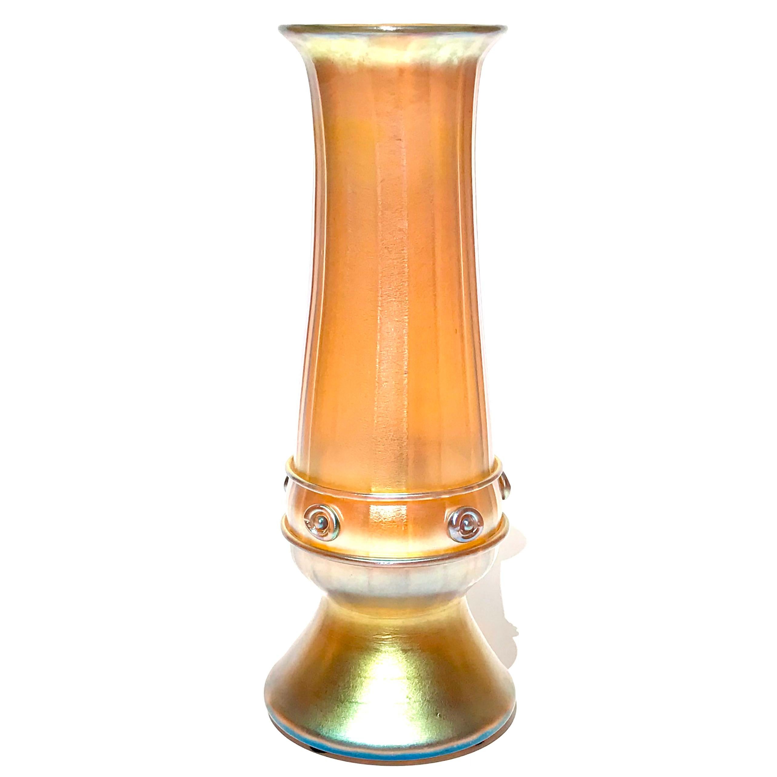 Début du 20ème siècle Tiffany Studios Grand vase à décor nervuré et appliqué en Favrile en vente