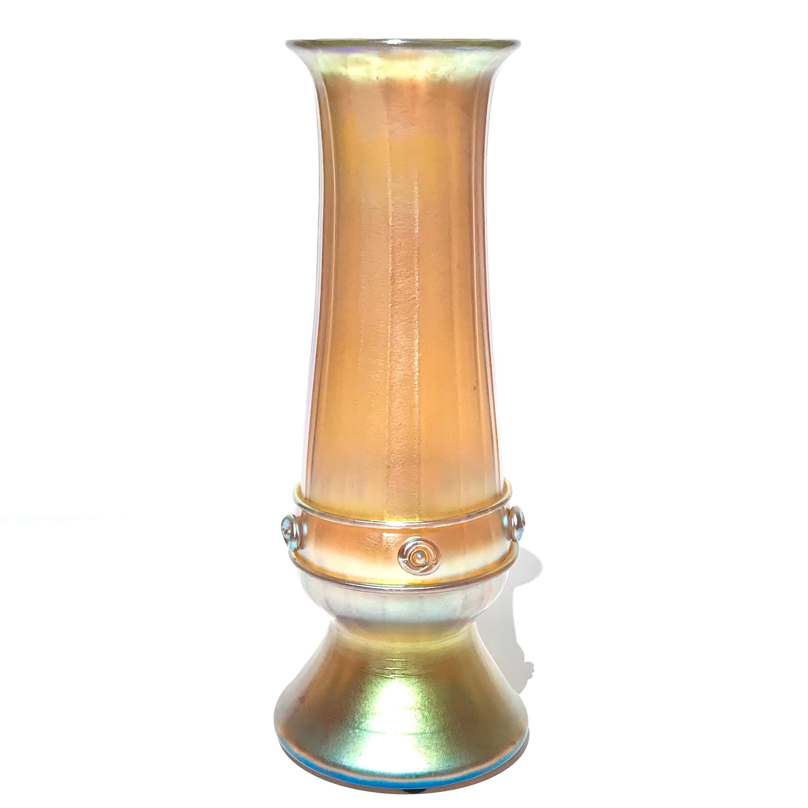 Verre d'art Tiffany Studios Grand vase à décor nervuré et appliqué en Favrile en vente