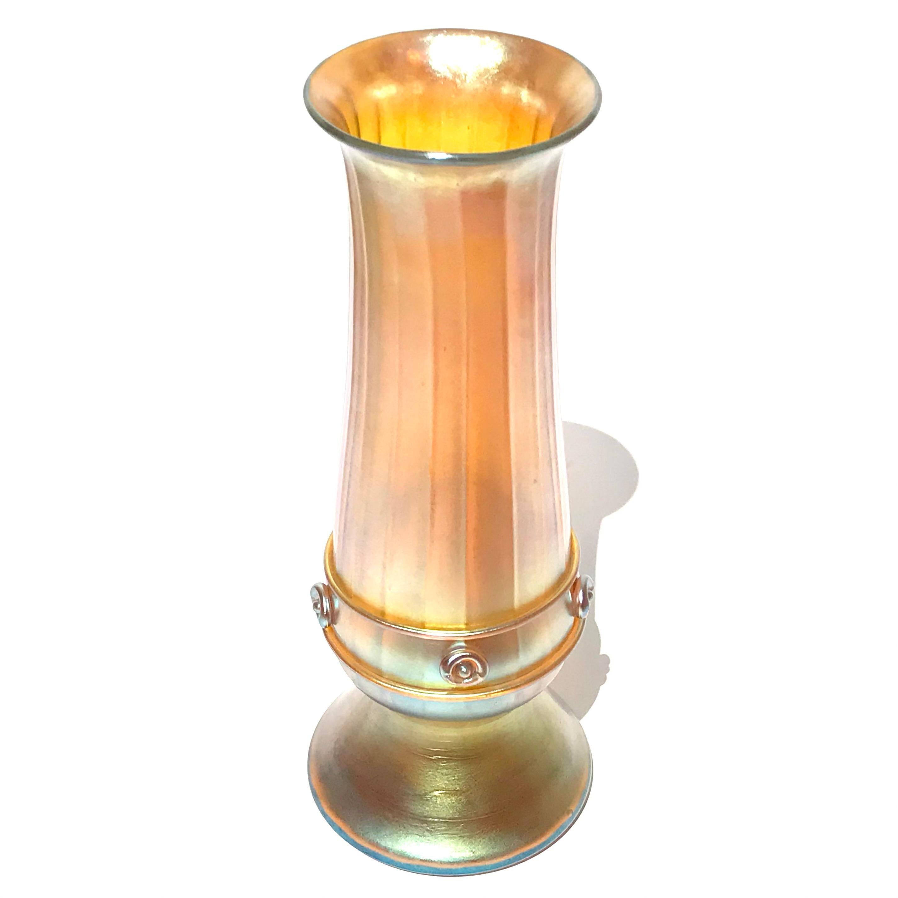 Tiffany Studios Grand vase à décor nervuré et appliqué en Favrile en vente 1