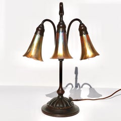 Tiffany Studios Drei Licht Lily Bronze und Favrile Tischlampe