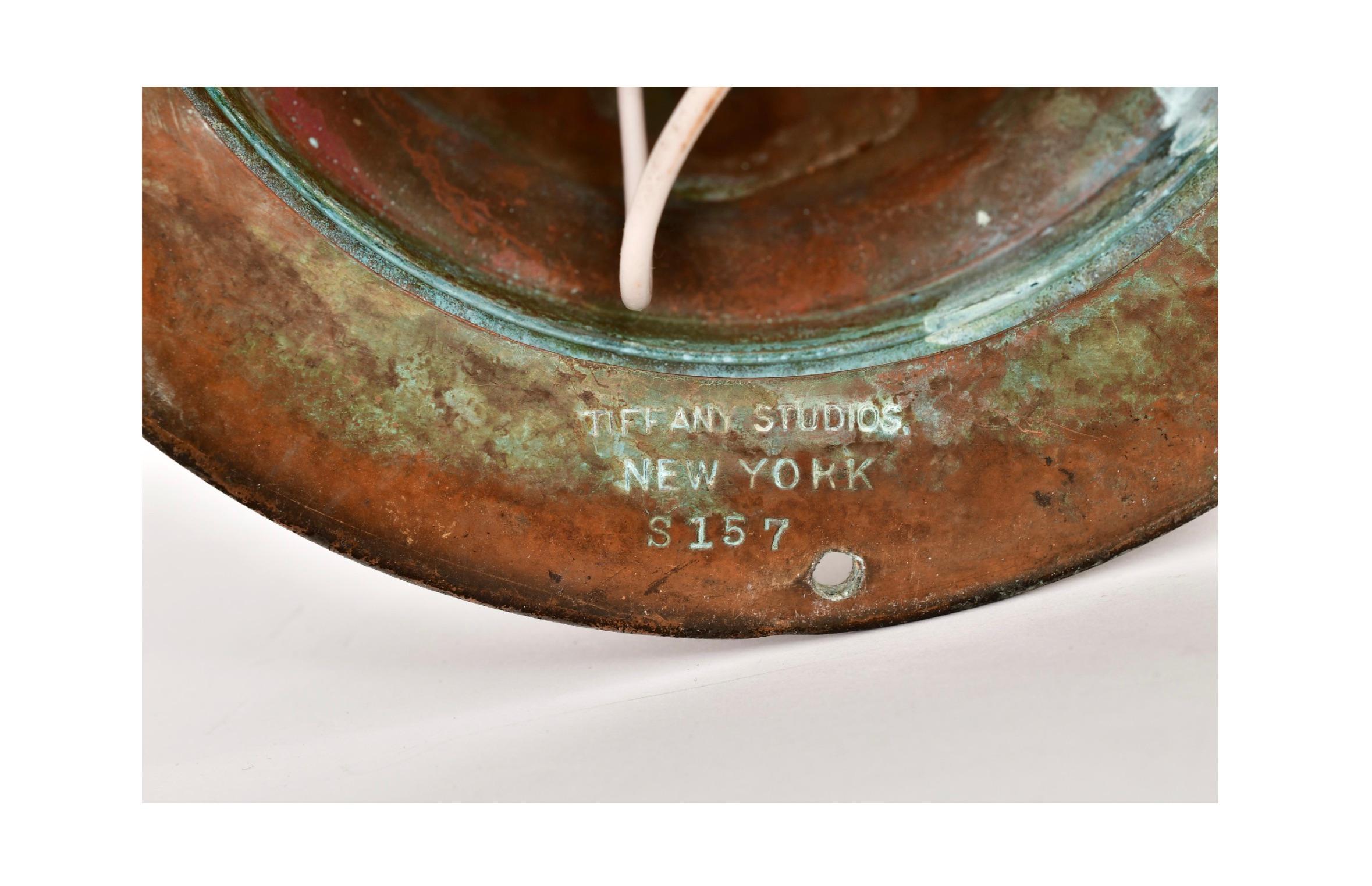 Tiffany Studios Drei-Licht Newel Post Tischlampe Gezogene Feder Feder Schirme im Angebot 3