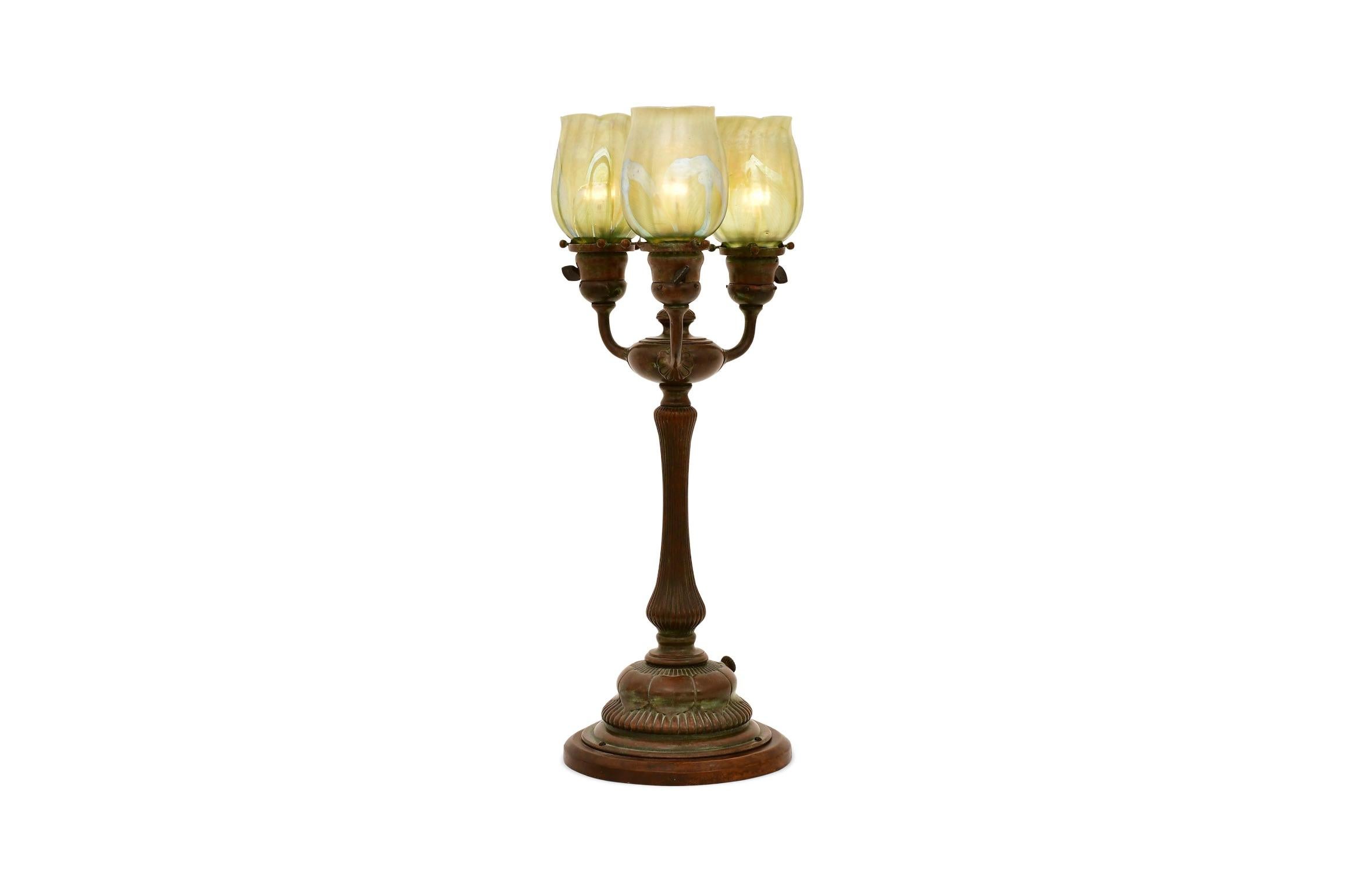 Tiffany Studios Drei-Licht Newel Post Tischlampe Gezogene Feder Feder Schirme (Art nouveau) im Angebot