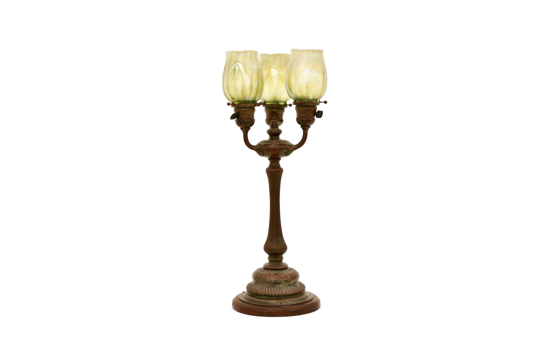 Tiffany Studios Drei-Licht Newel Post Tischlampe Gezogene Feder Feder Schirme (amerikanisch) im Angebot