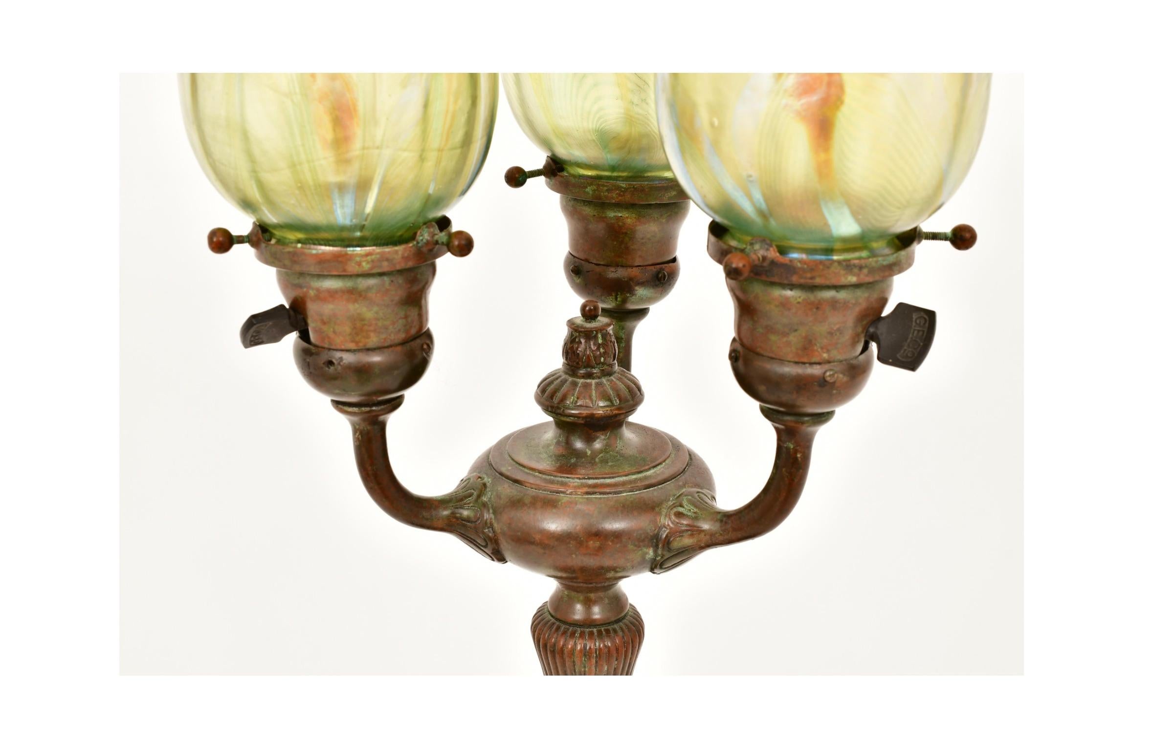 Tiffany Studios Drei-Licht Newel Post Tischlampe Gezogene Feder Feder Schirme im Zustand „Gut“ im Angebot in Tarry Town, NY