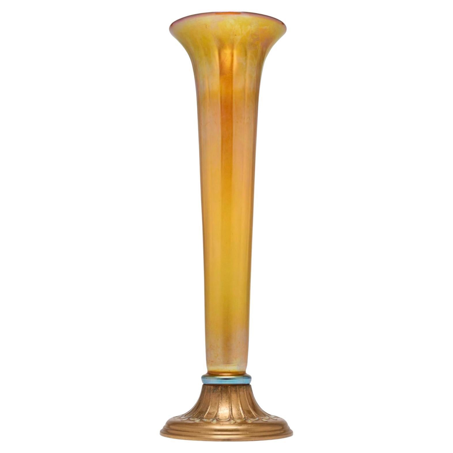 Vaso a trombetta Tiffany Studios con base in bronzo dorato smaltato in vendita