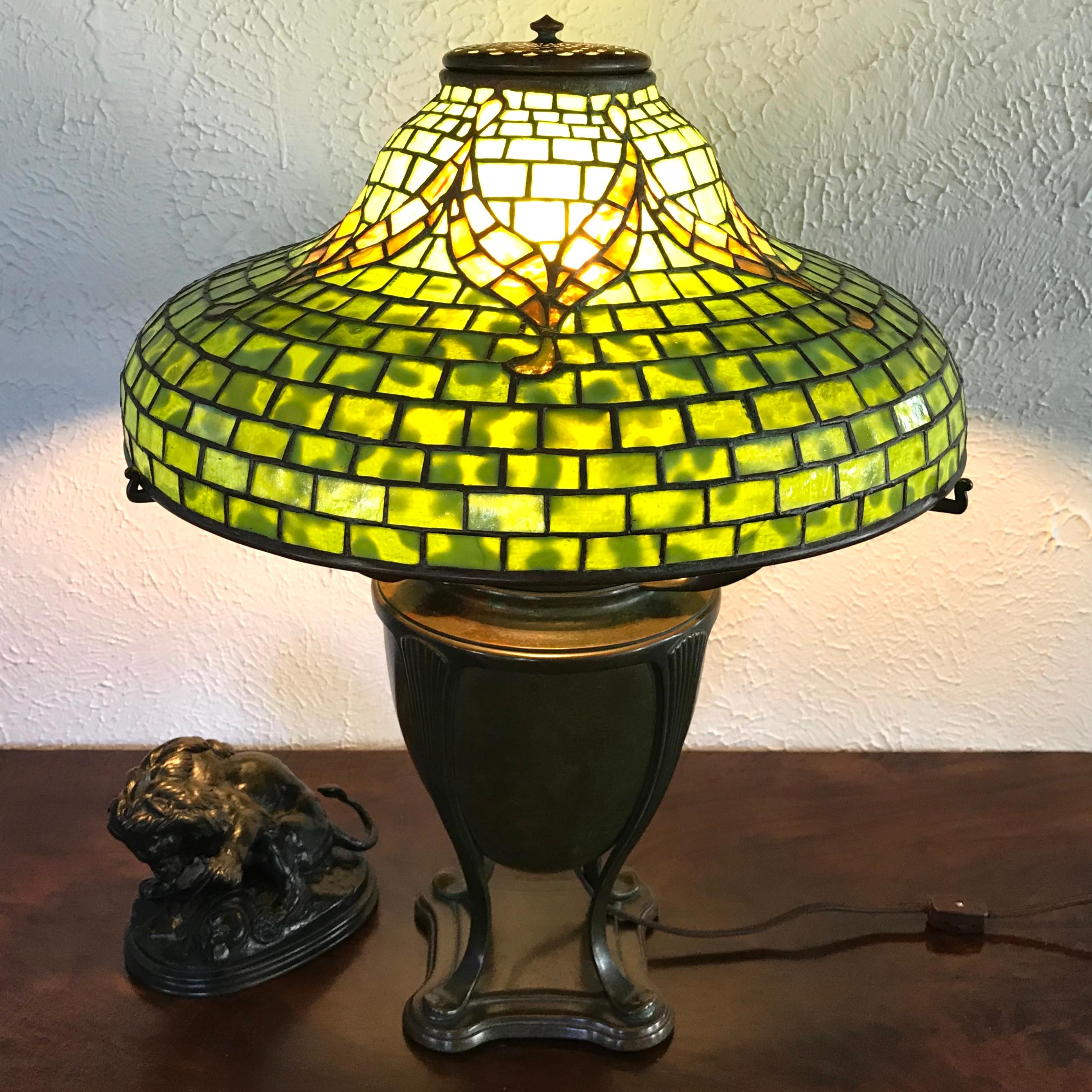 Art Nouveau Tiffany Studios “Tyler” Table Lamp For Sale