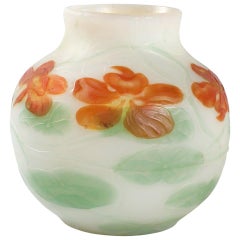 Vase en verre favrile « Nasturtium » sculpté à la roue par Tiffany Studios New York