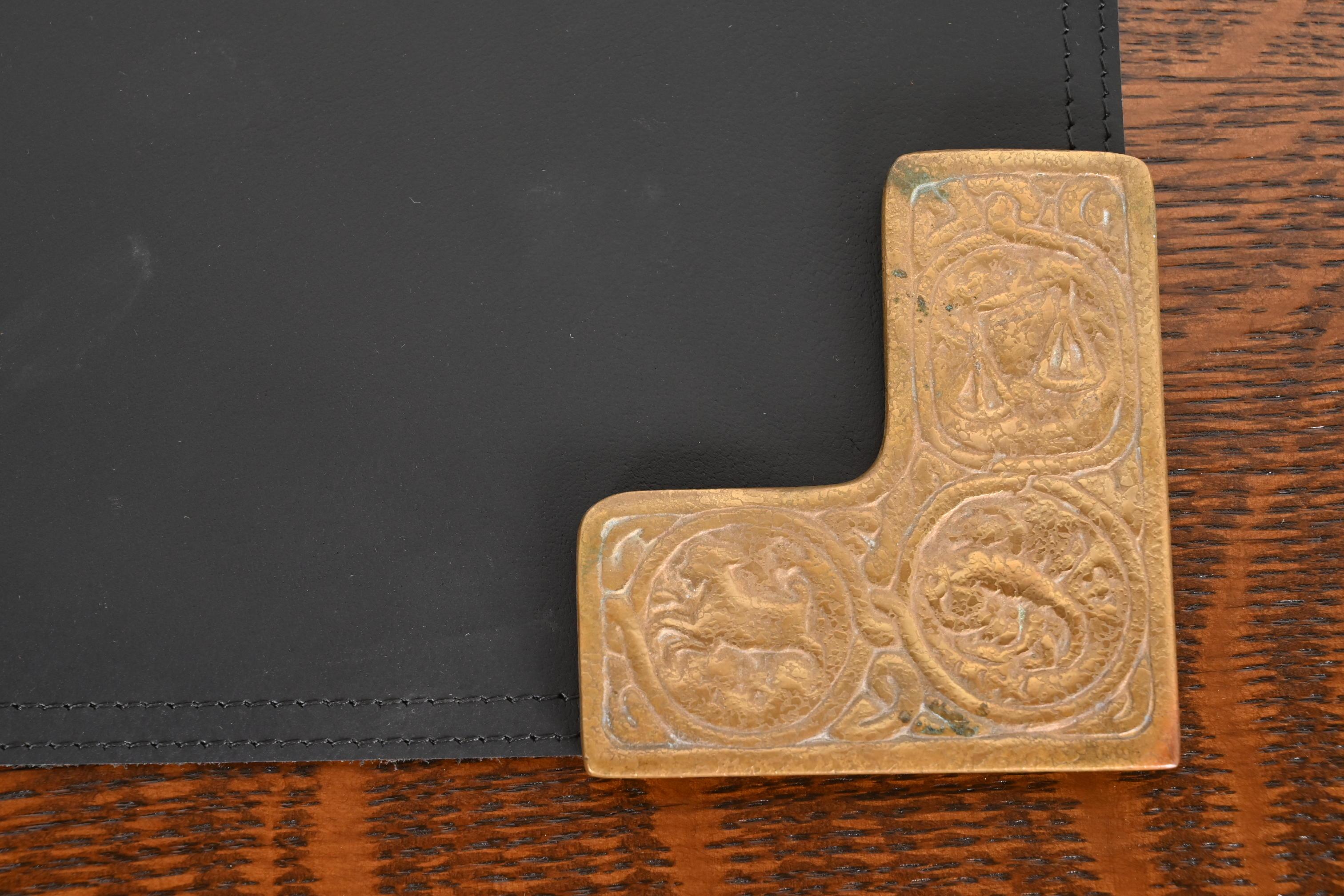 Coin de buvard en bronze Zodiac Doré avec buvard de bureau en cuir Tiffany Studios en vente 2
