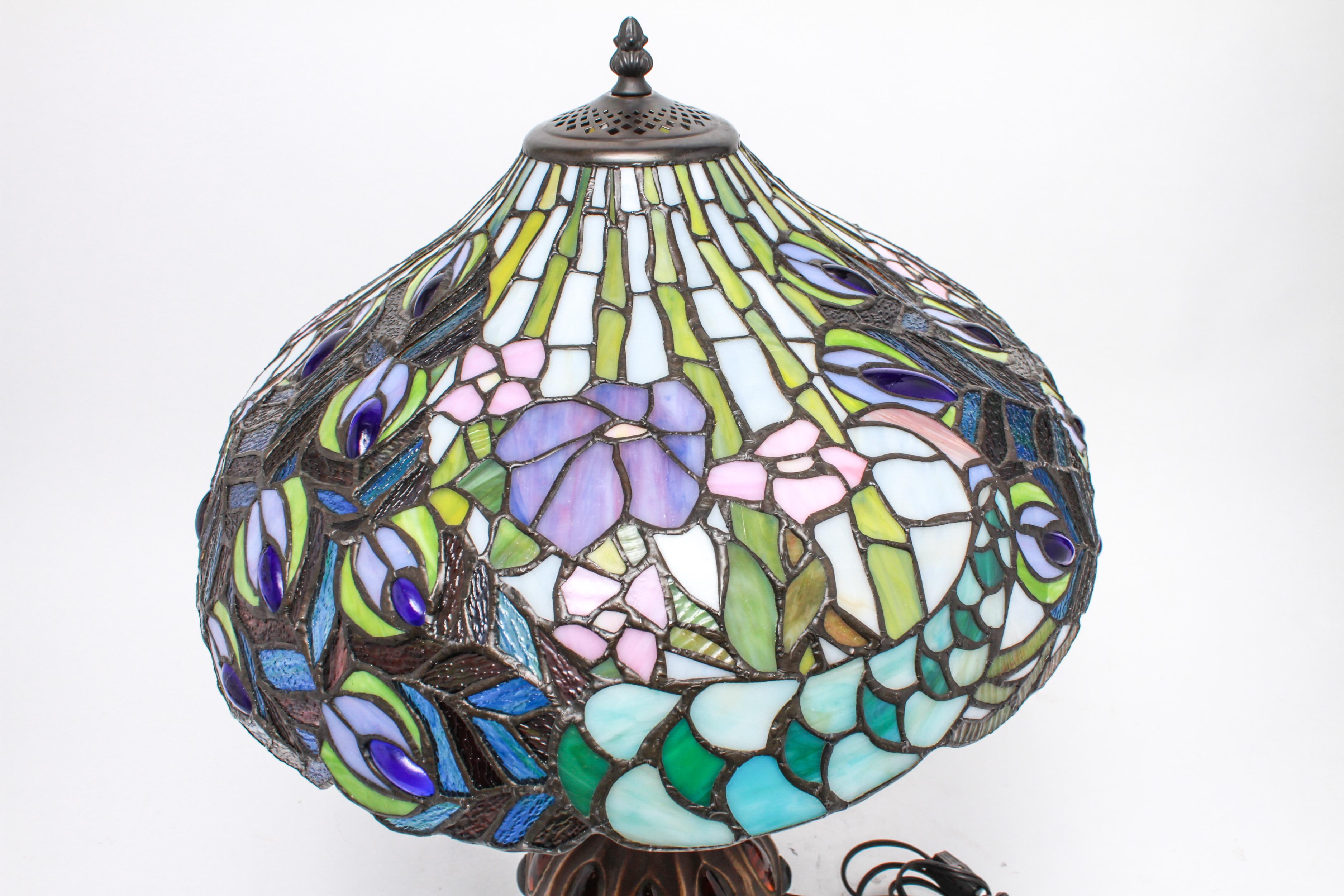 Tiffany Style American Art Nouveau Stained Glass Peacock Feather Table Lamp In Good Condition In New York, NY