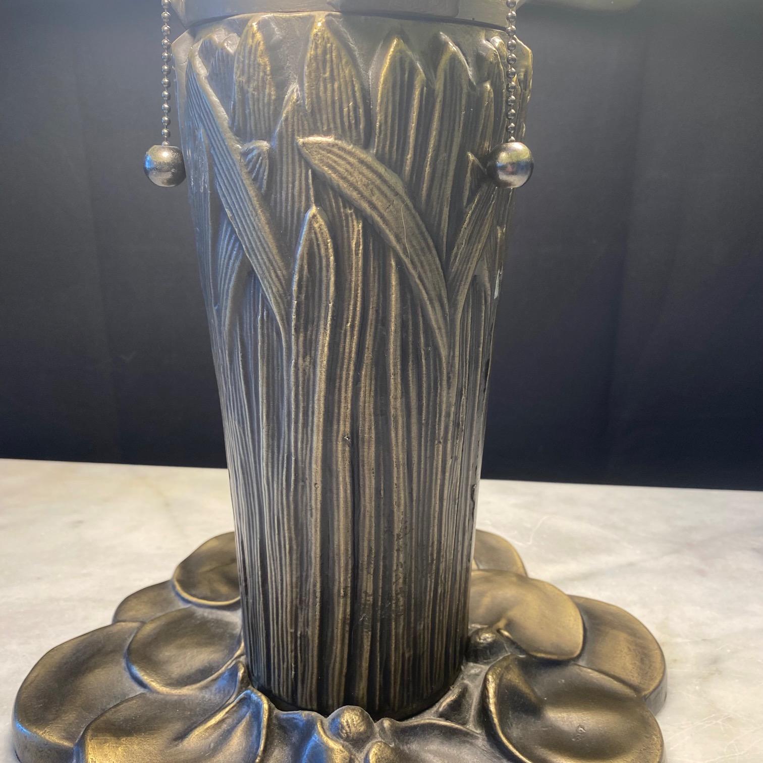 Lampe de table Art Nouveau libellule en bronze de style Tiffany en vente 3