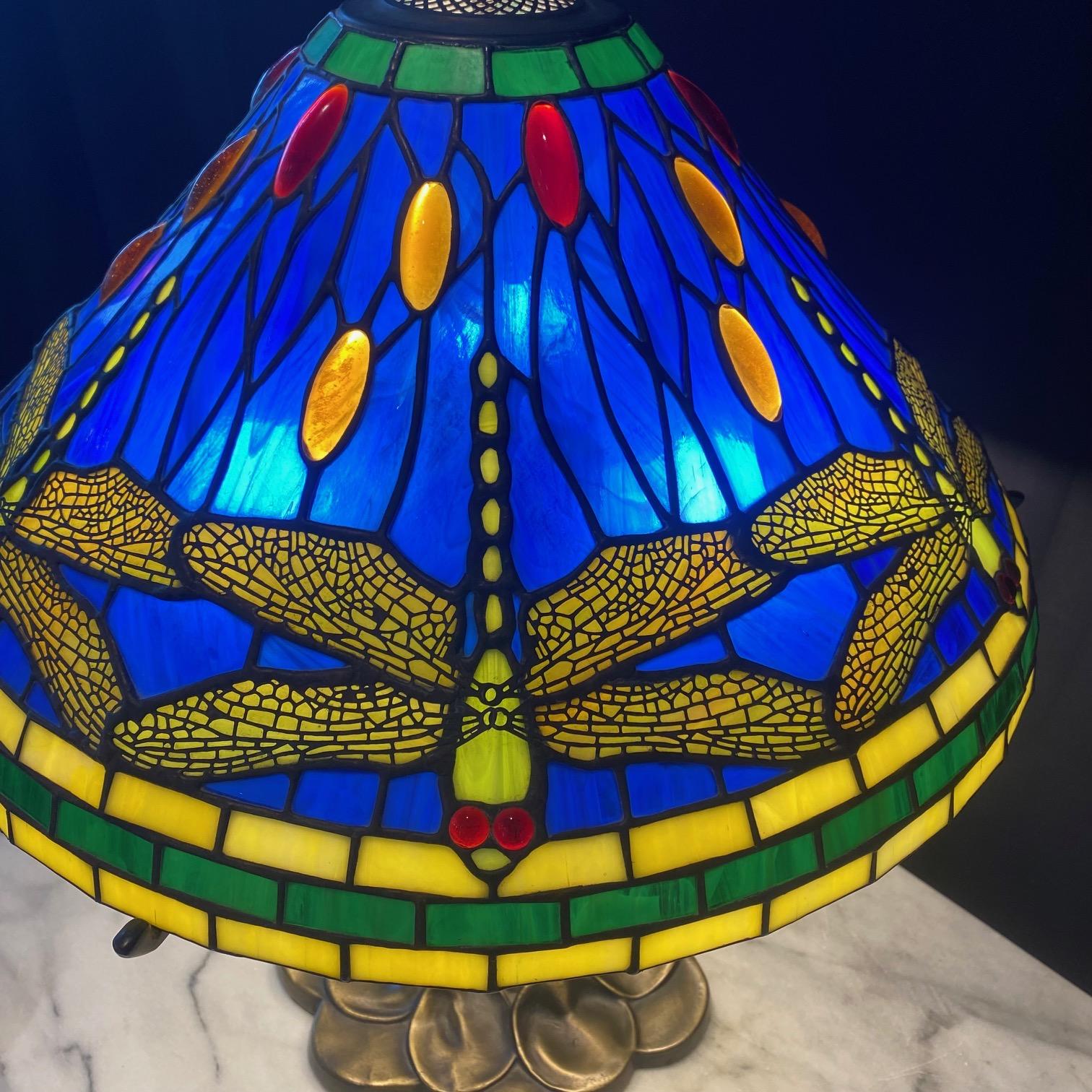 Art nouveau Lampe de table Art Nouveau libellule en bronze de style Tiffany en vente