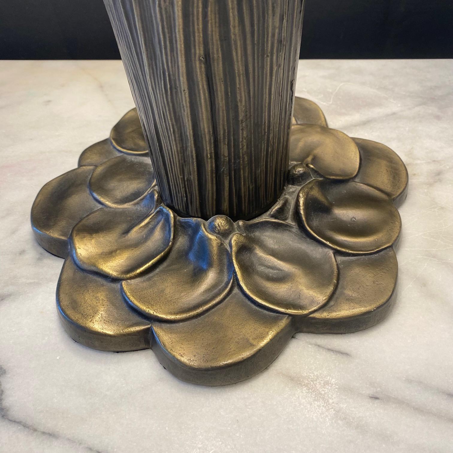 Milieu du XXe siècle Lampe de table Art Nouveau libellule en bronze de style Tiffany en vente