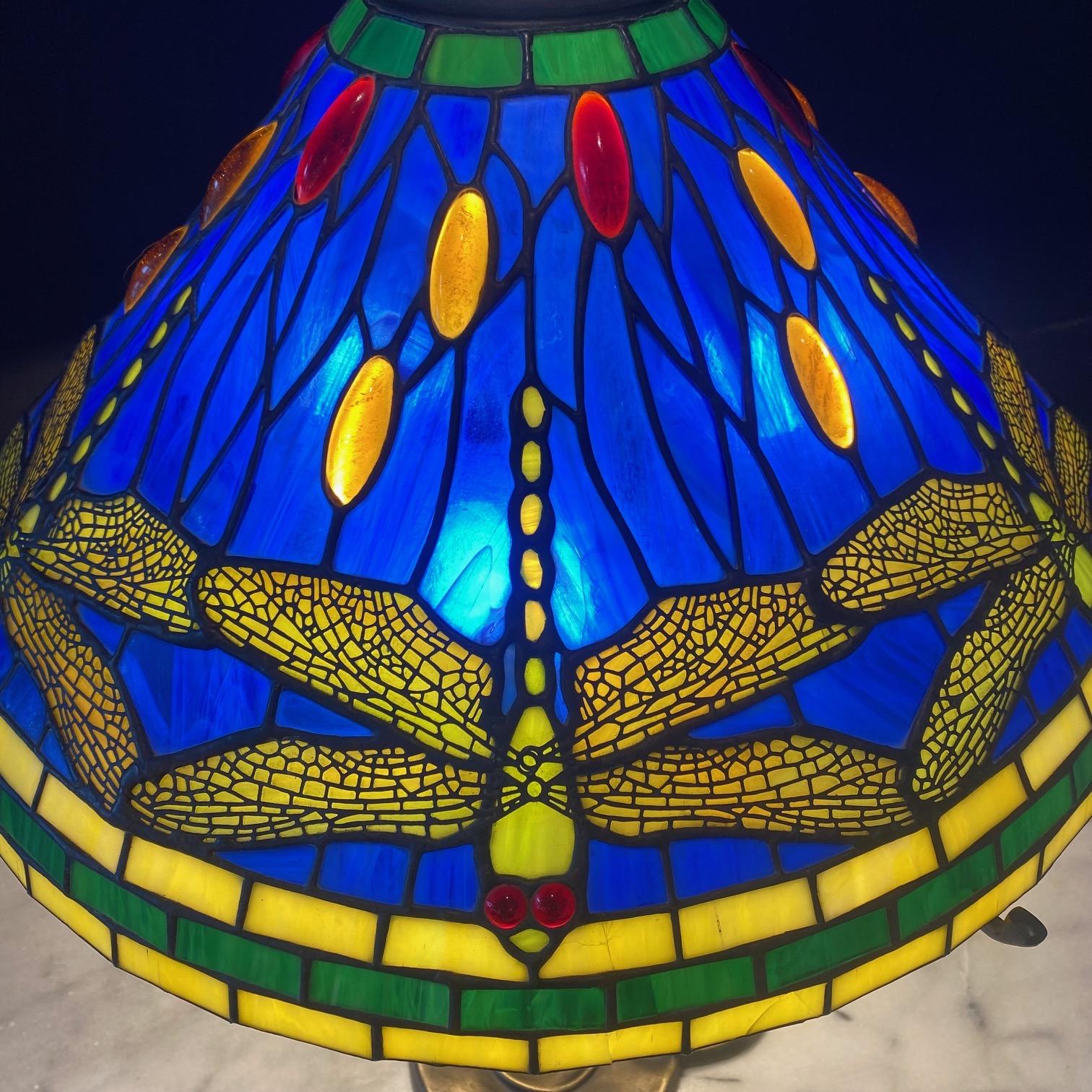 Lampe de table Art Nouveau libellule en bronze de style Tiffany en vente 1