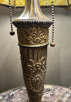 Lampe de table de style Tiffany Art Nouveau en verre de scories avec abat-jour en verre ambré