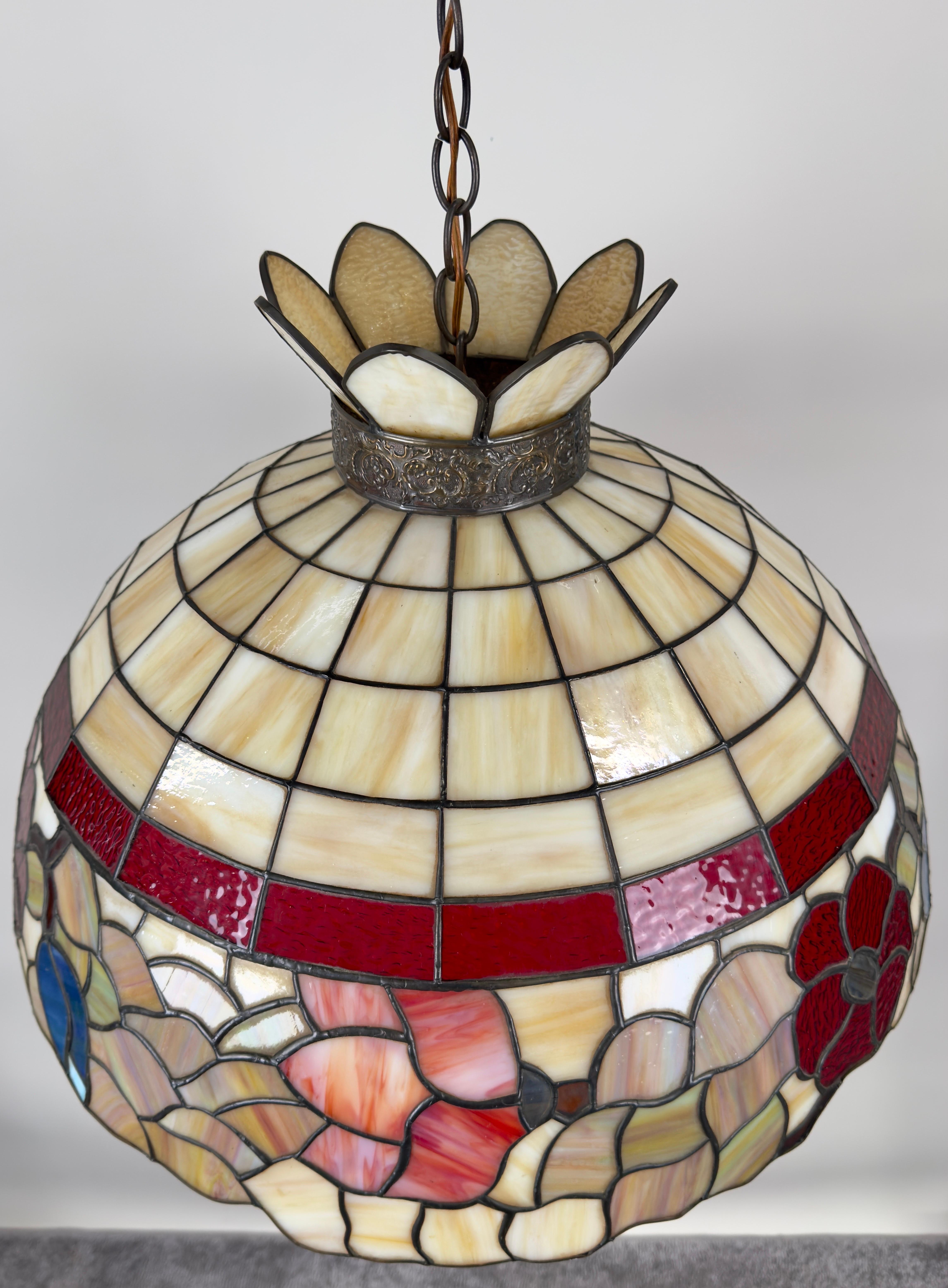 Vidrieras Art Nouveau estilo Tiffany  Colgante o araña multicolor en venta 6
