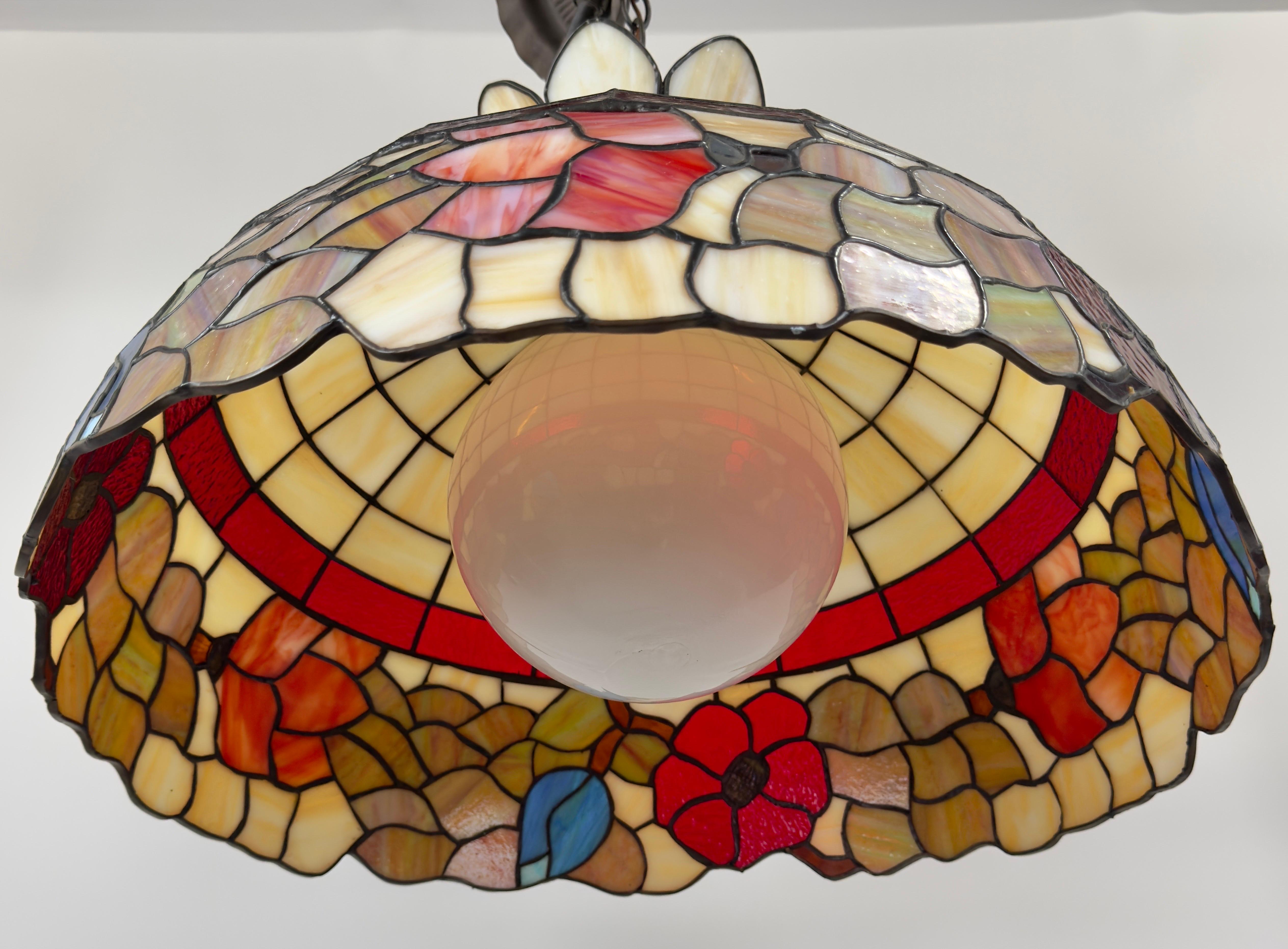 Vidrieras Art Nouveau estilo Tiffany  Colgante o araña multicolor Estadounidense en venta