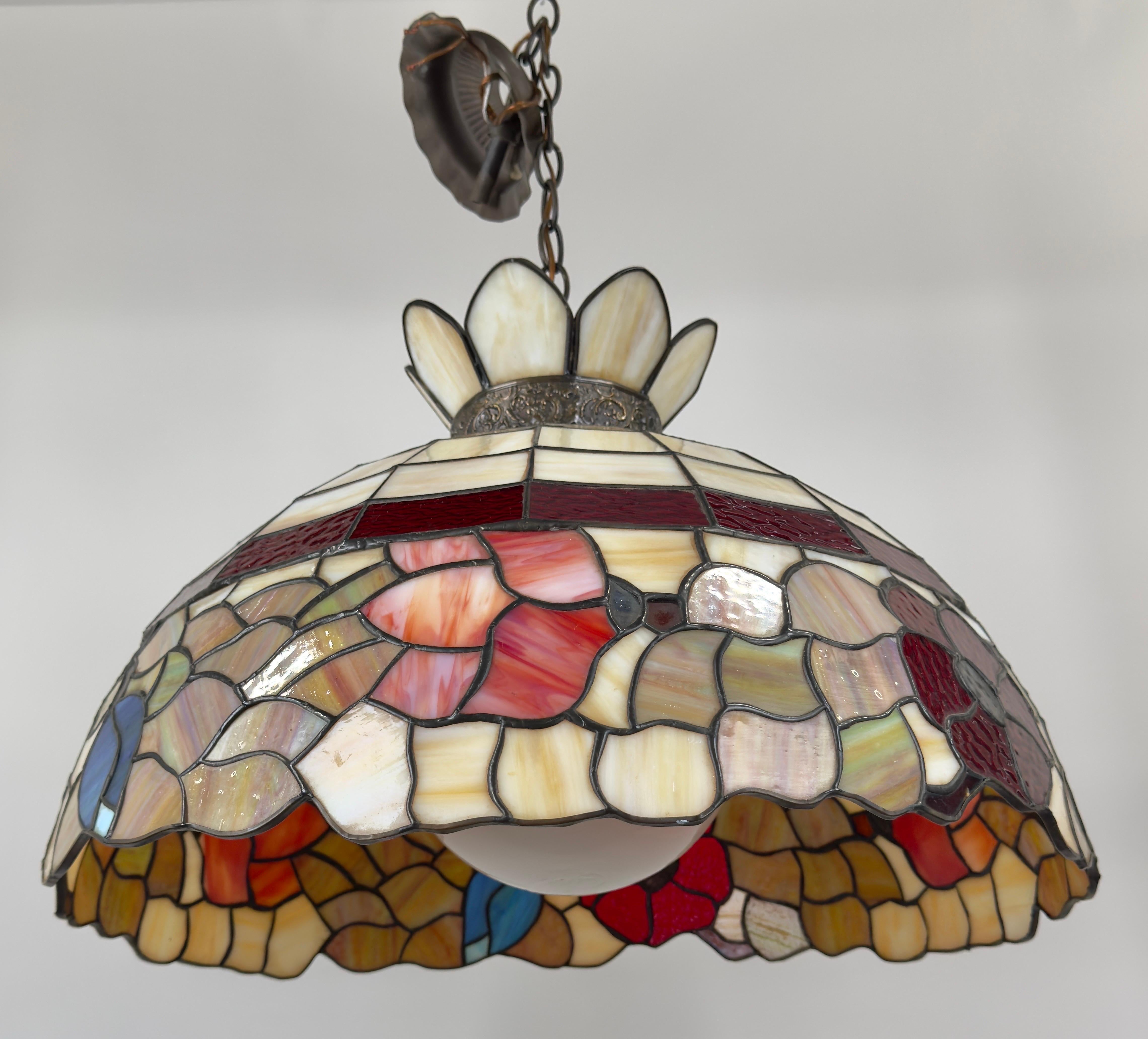 Vidrieras Art Nouveau estilo Tiffany  Colgante o araña multicolor en Bueno estado para la venta en Plainview, NY