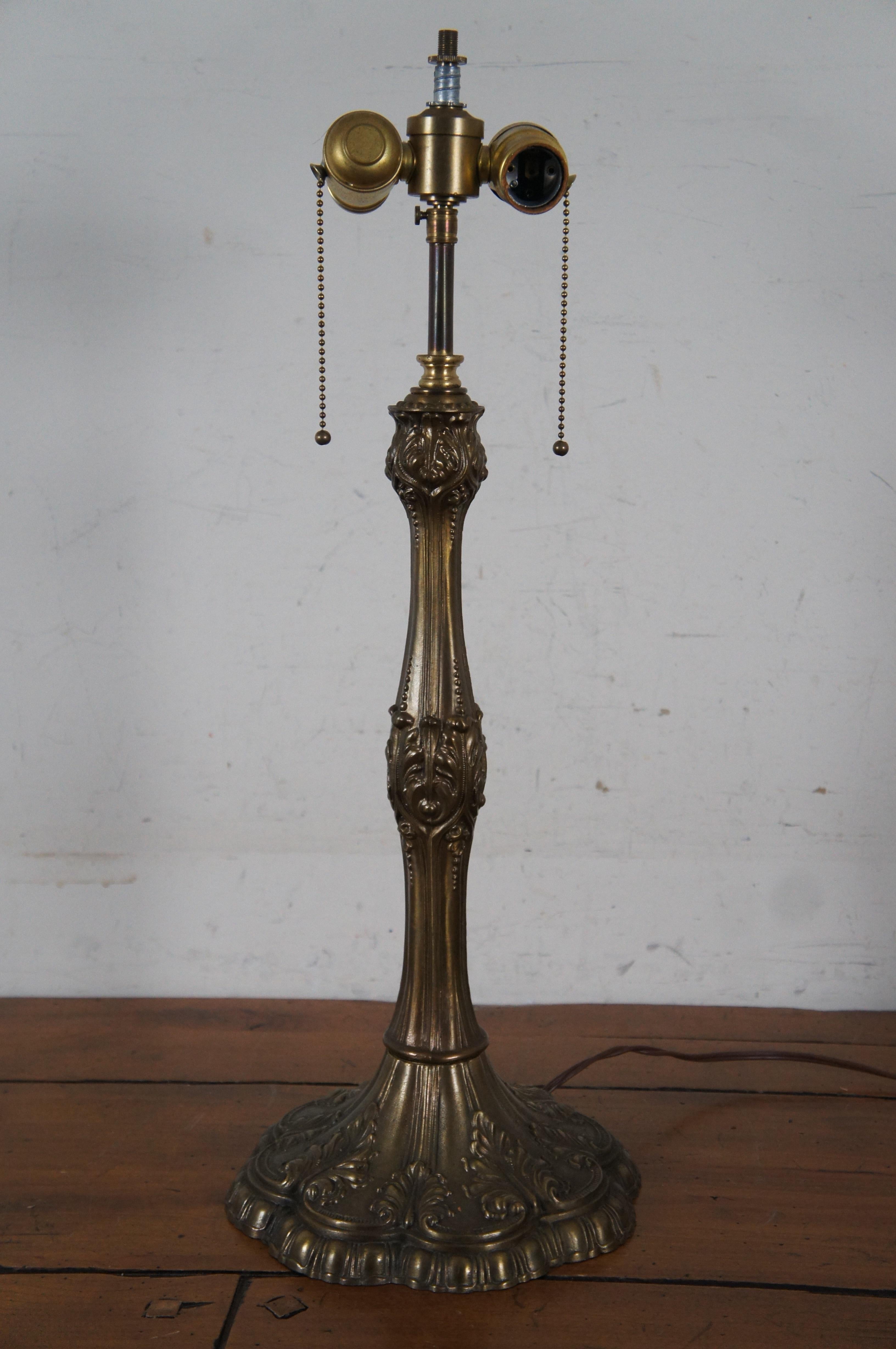 Métal Lampe de salon à 2 lumières en verre teinté de style Tiffany Art Nouveau 26