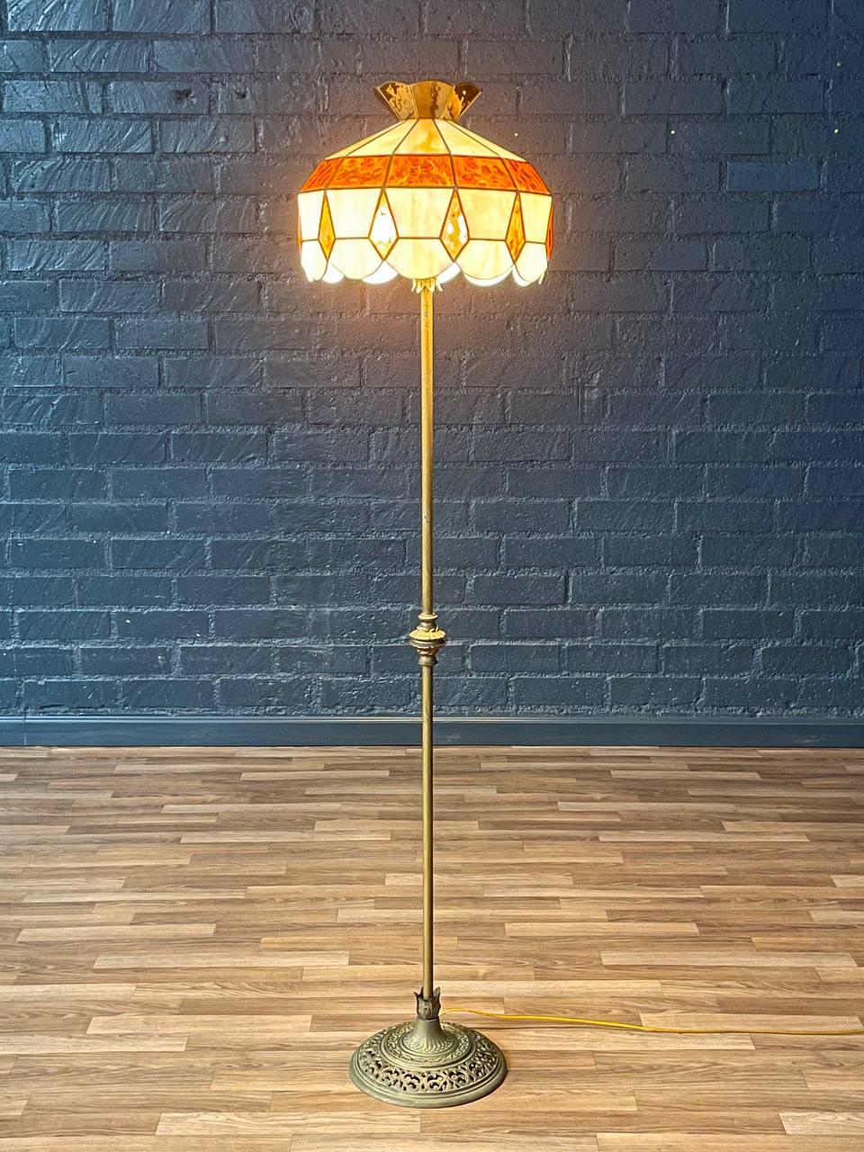 Condit : Nouvellement recâblé, abat-jour original

Matériaux : Métal patiné, abat-jour en verre de scorie original

Ce lampadaire Art nouveau de style Tiffany des années 1940 présente une base en métal magnifiquement patinée, associée à son