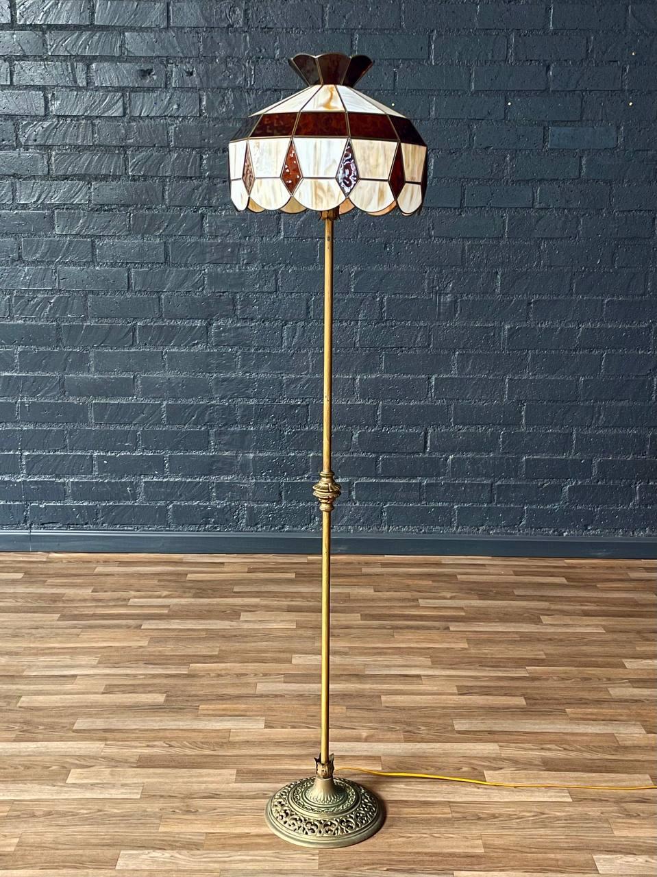 Américain Lampadaire de style Tiffany Art Nouveau avec abat-jour en verre ambre et crème en vente