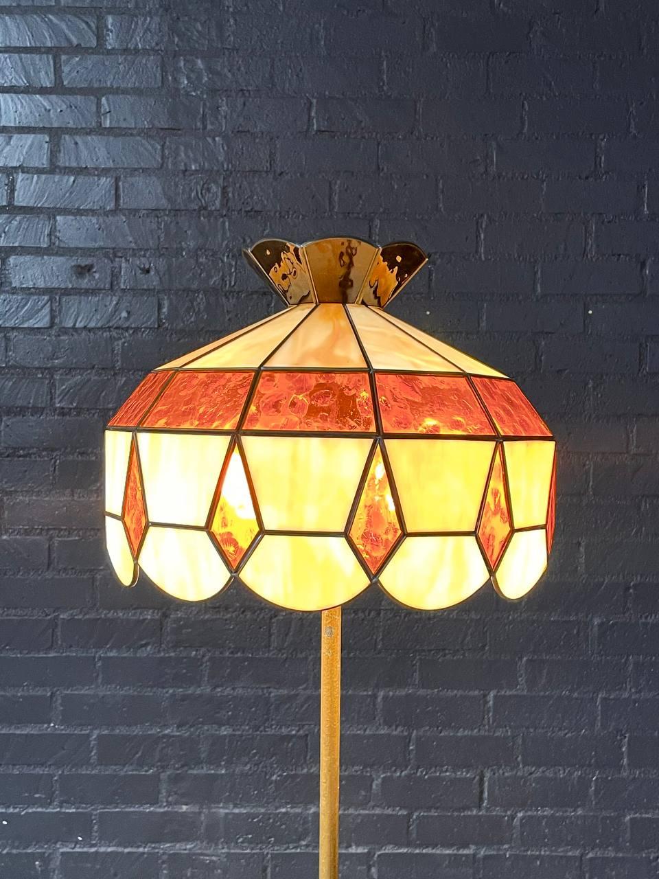 Lampadaire de style Tiffany Art Nouveau avec abat-jour en verre ambre et crème Bon état - En vente à Los Angeles, CA
