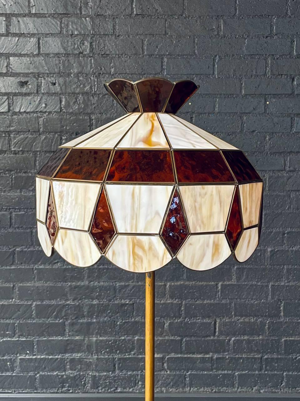 Milieu du XXe siècle Lampadaire de style Tiffany Art Nouveau avec abat-jour en verre ambre et crème en vente
